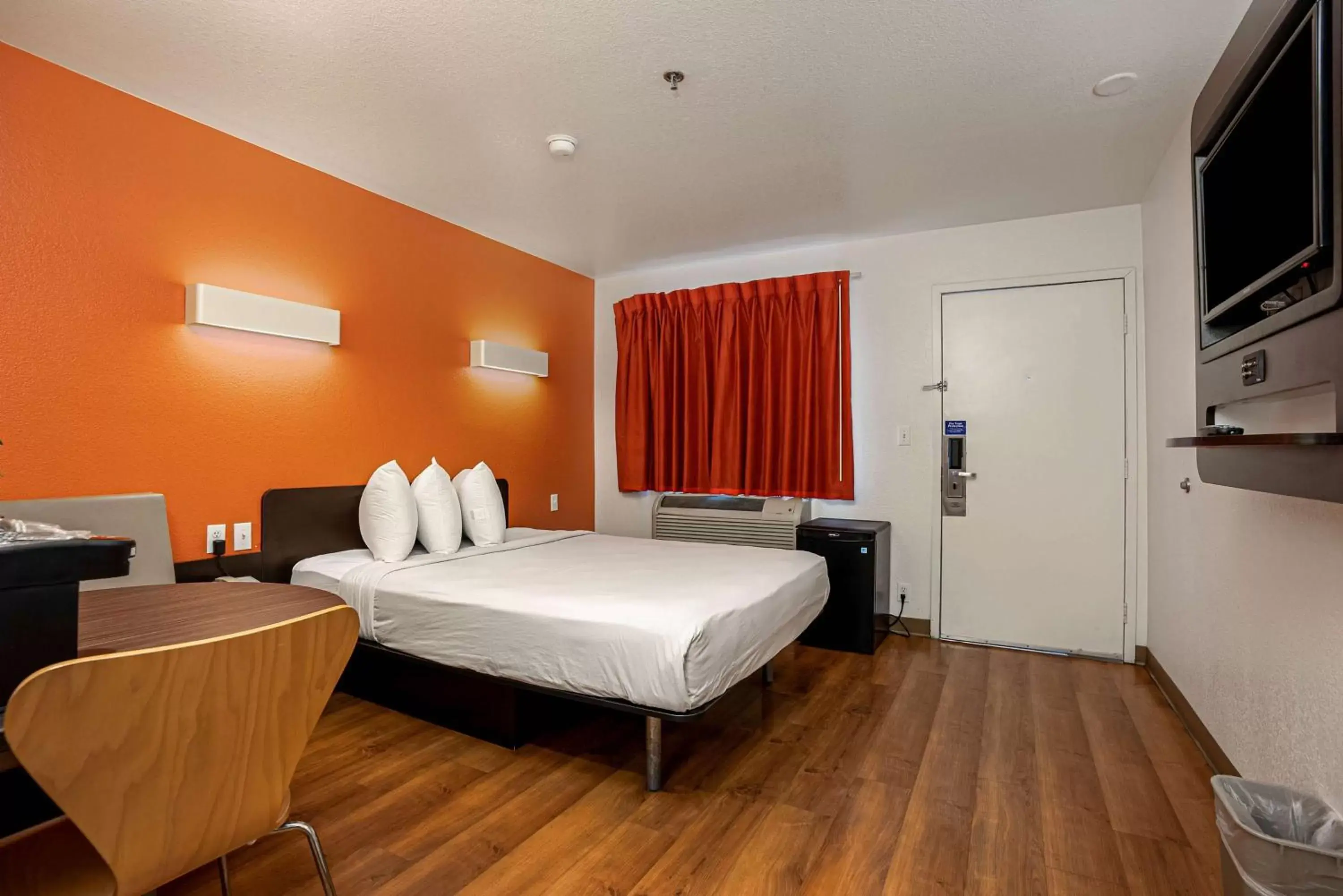 Bedroom, Bed in Motel 6-Temecula, CA - Historic Old Town