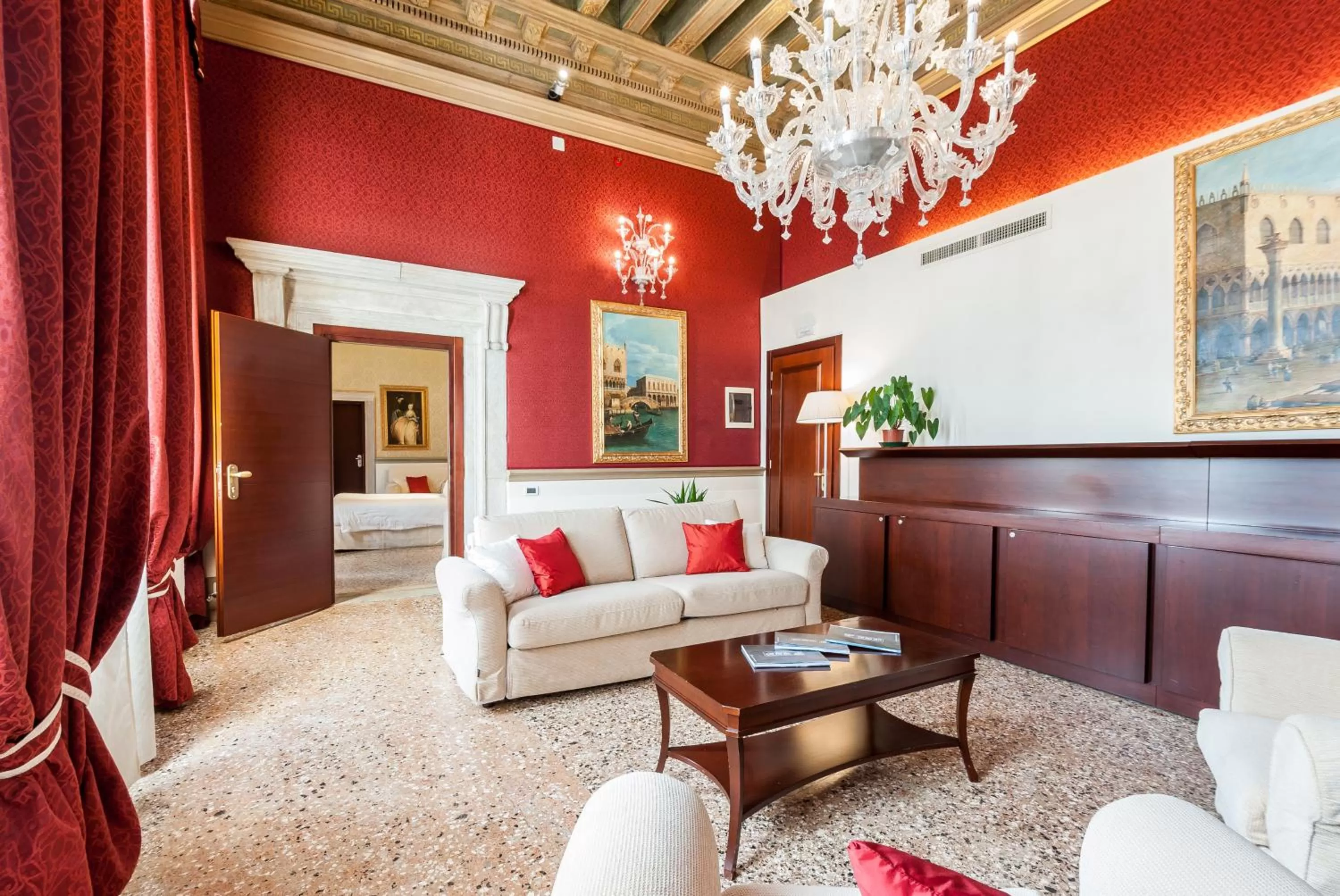 Living room in Ruzzini Palace Hotel