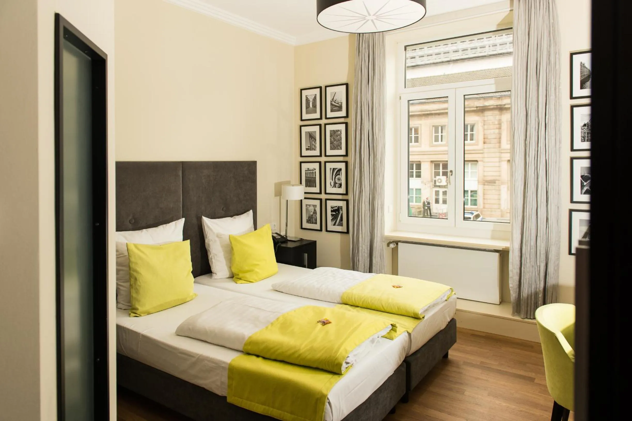 Bedroom, Bed in Hotel Hamburger Hof