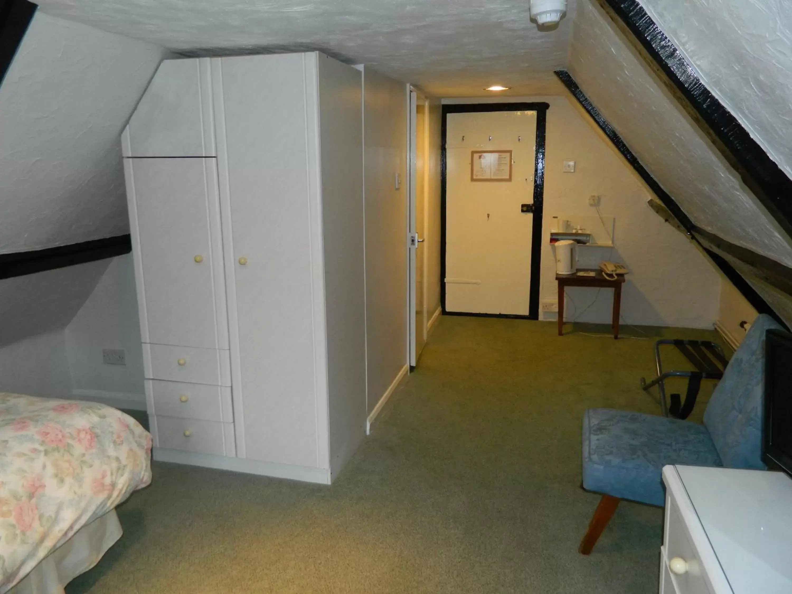 Photo of the whole room, Bunk Bed in The Cedars Hotel