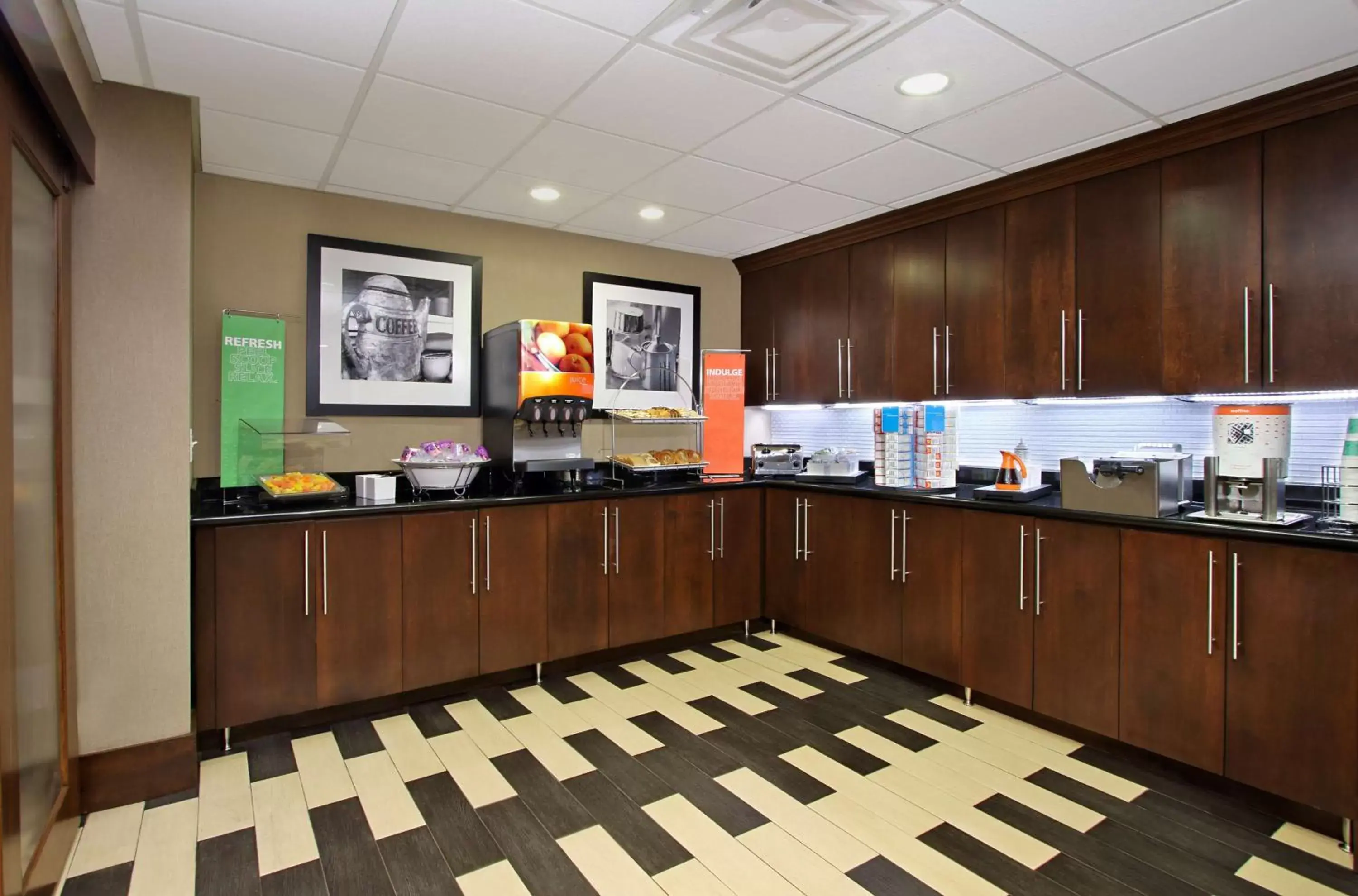 Dining area, Restaurant/Places to Eat in Hampton Inn & Suites Columbus Hilliard