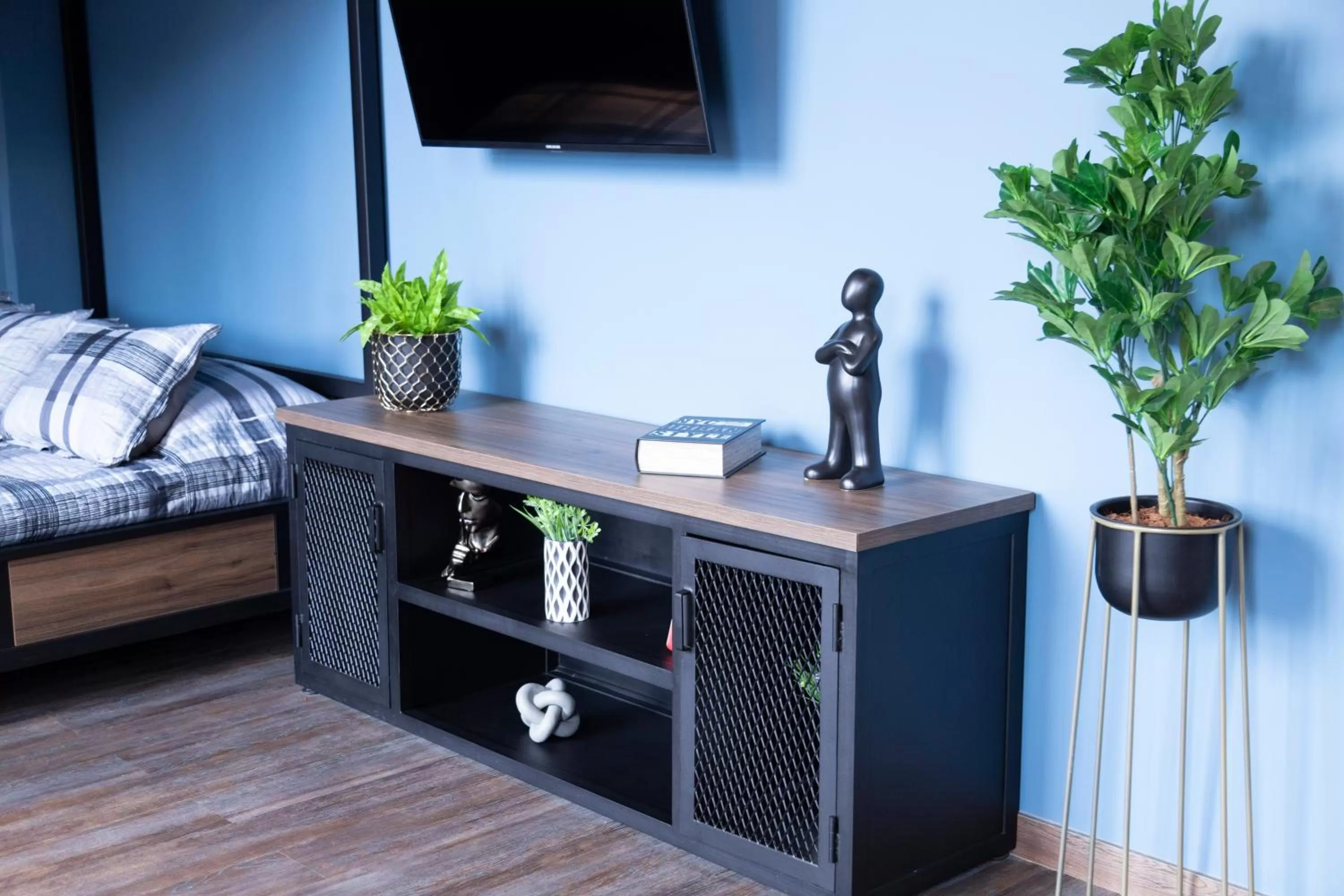 Evening entertainment, Bed in Royal Living Poblado