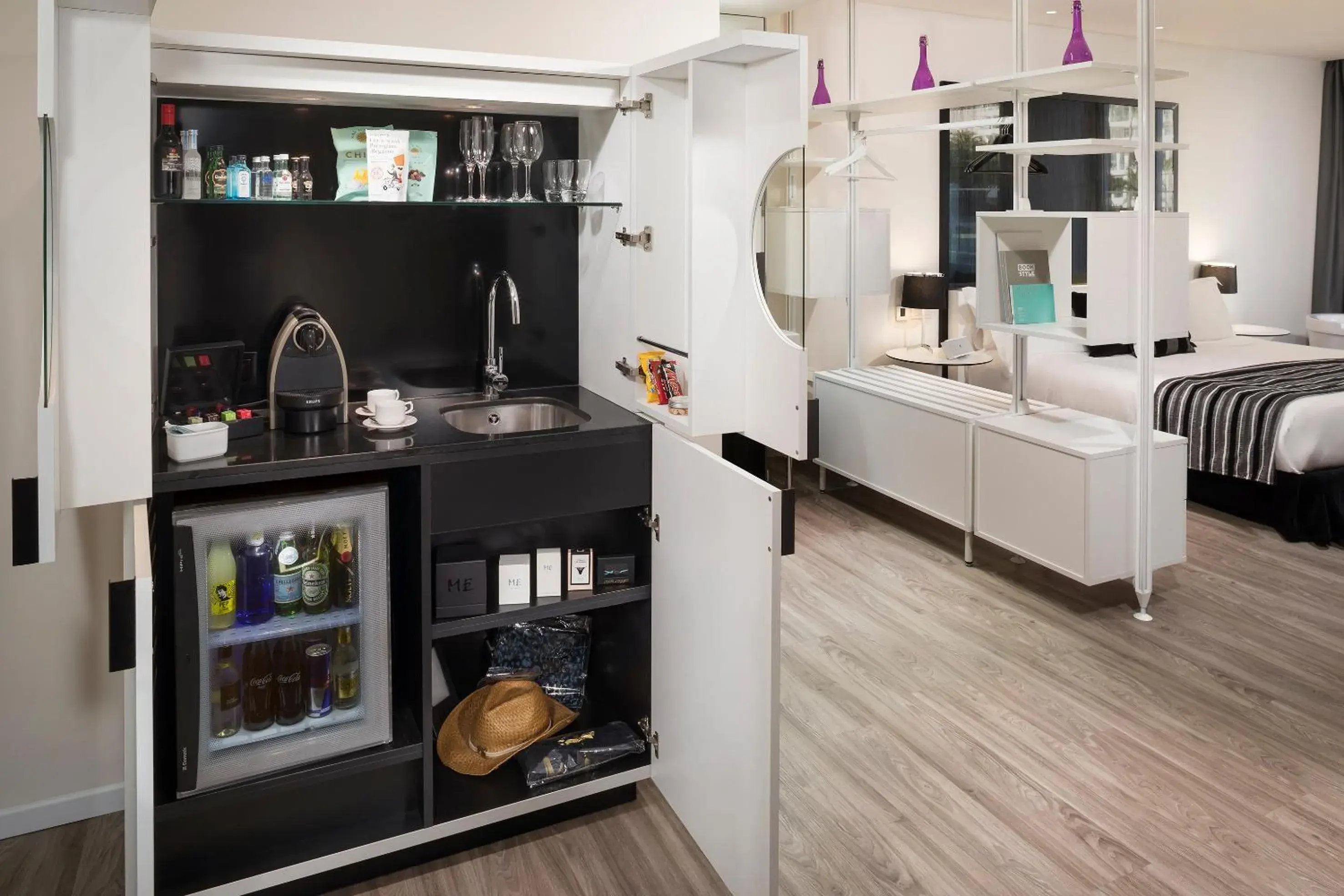 Bed, Kitchen/Kitchenette in Melia South Beach