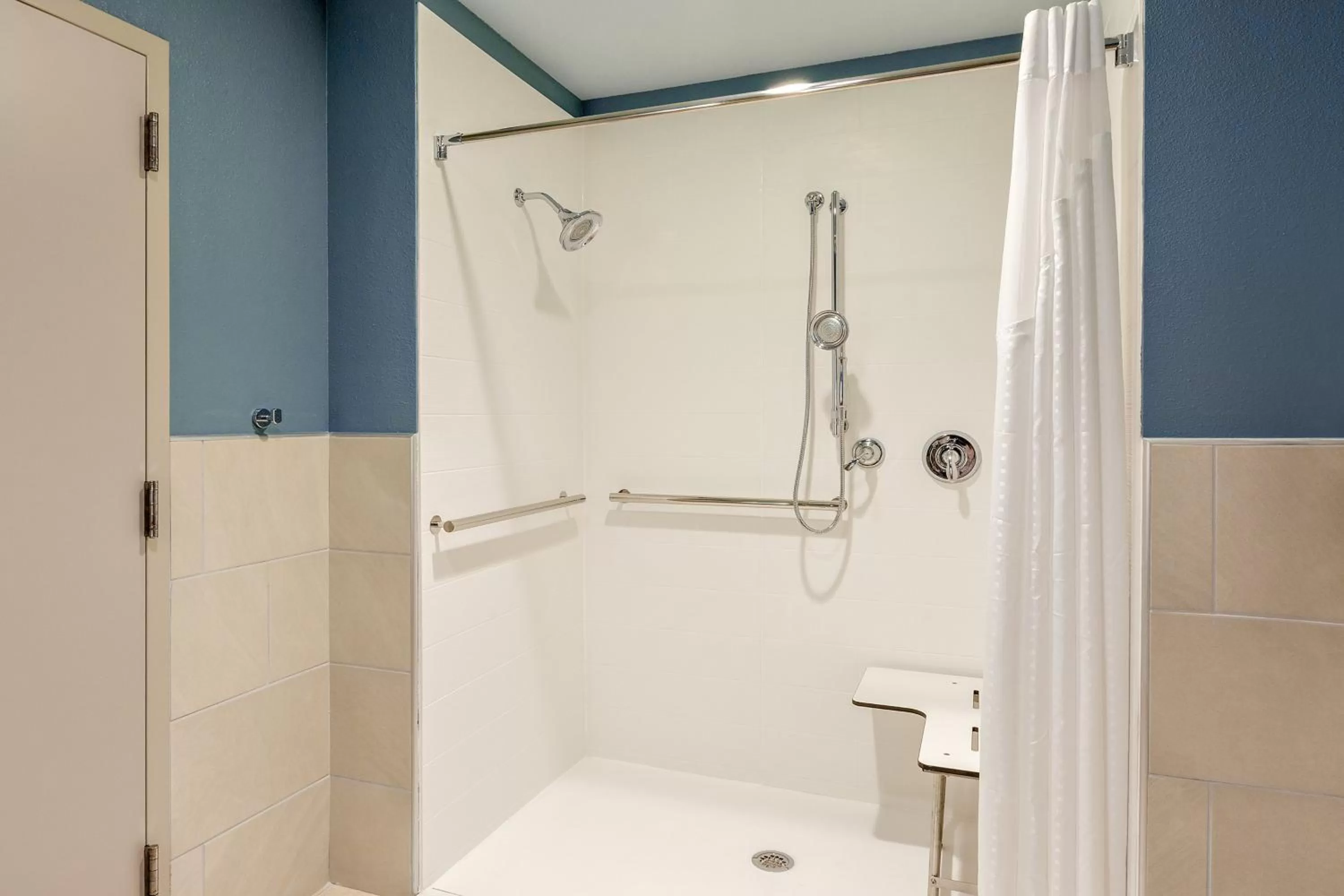 Bathroom in Holiday Inn Express & Suites - Union Gap - Yakima Area by IHG