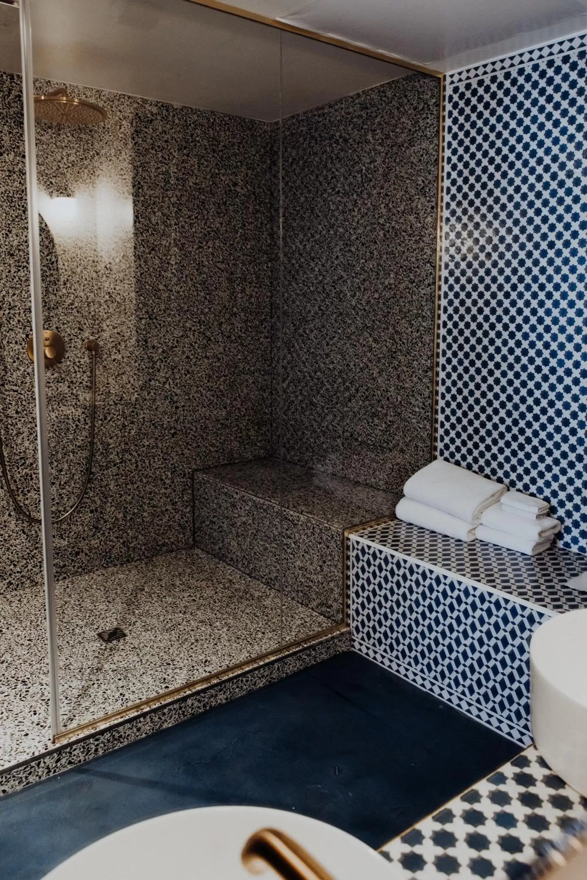 Bathroom in Hôtel Montecristo