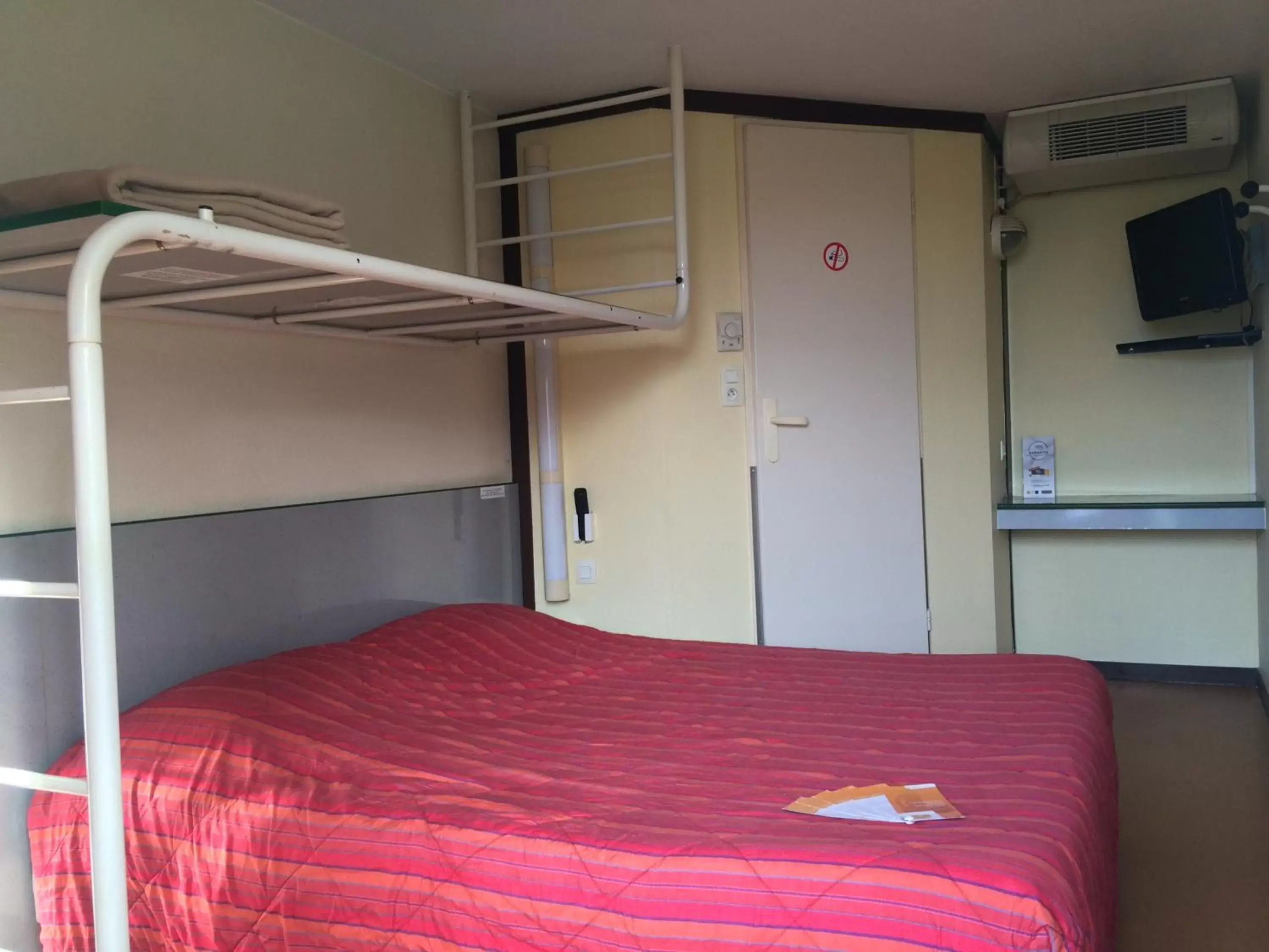 Bed, Bunk Bed in Premiere Classe Brive La Gaillarde Ouest