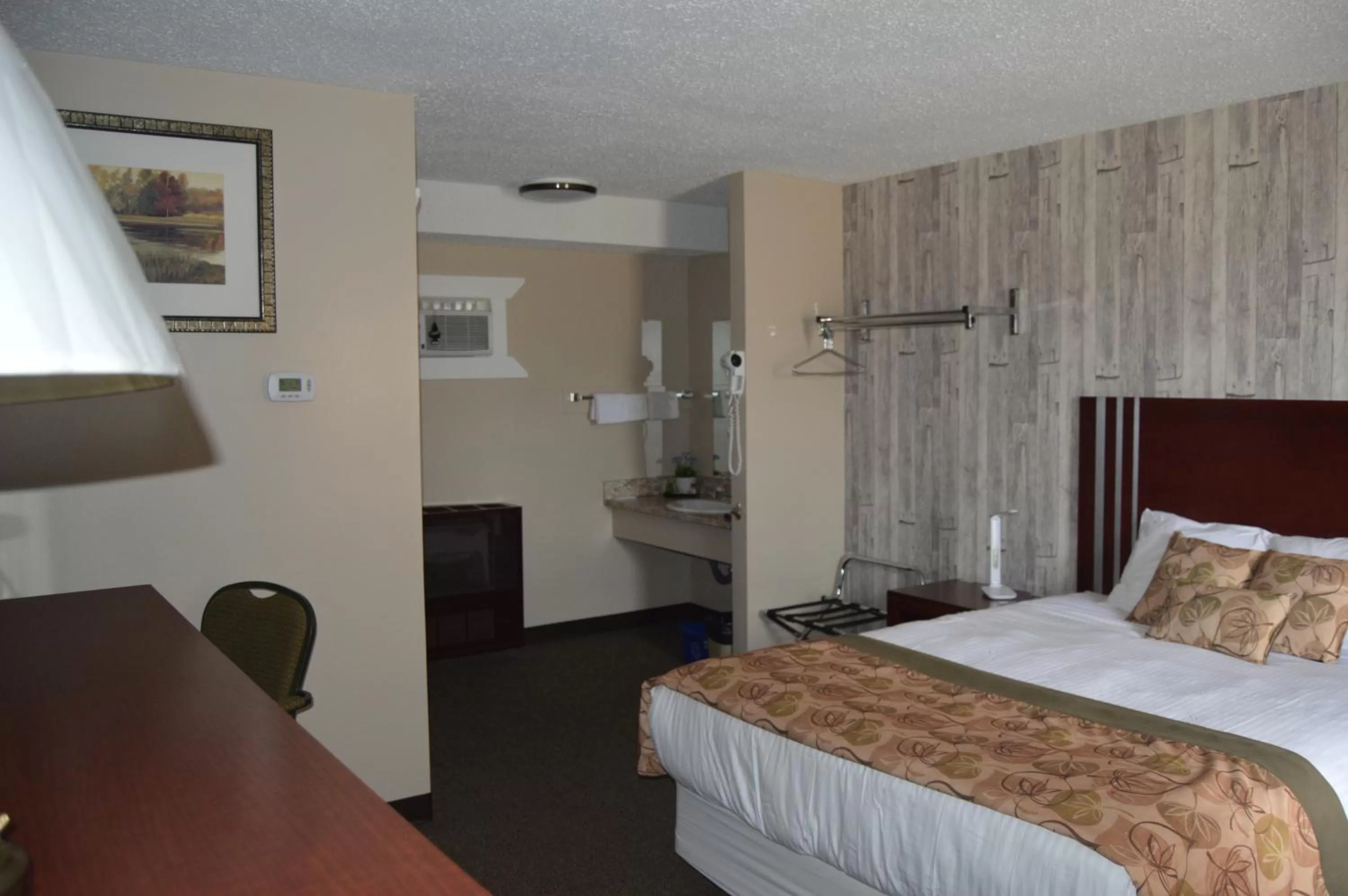 Bed in Wheel Inn Motel