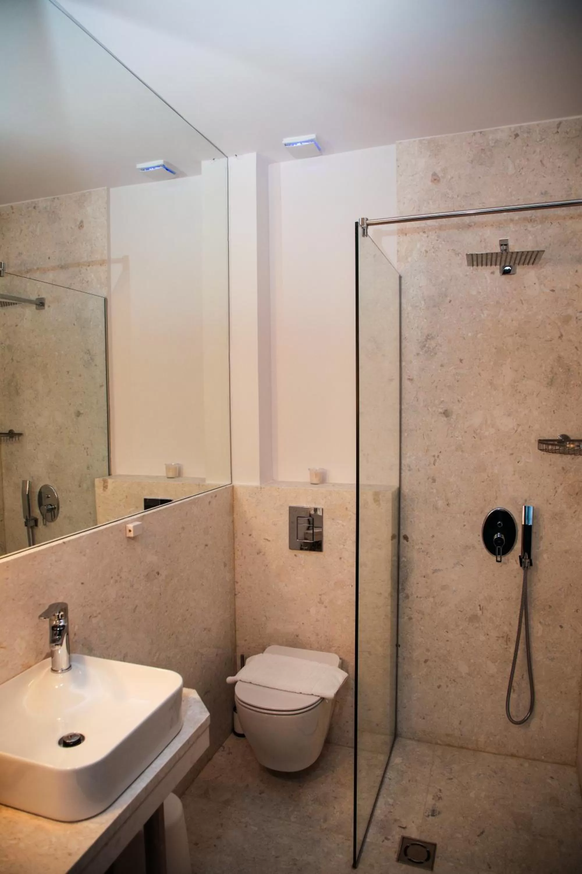 Bathroom in Dim's Hotel & Restaurant