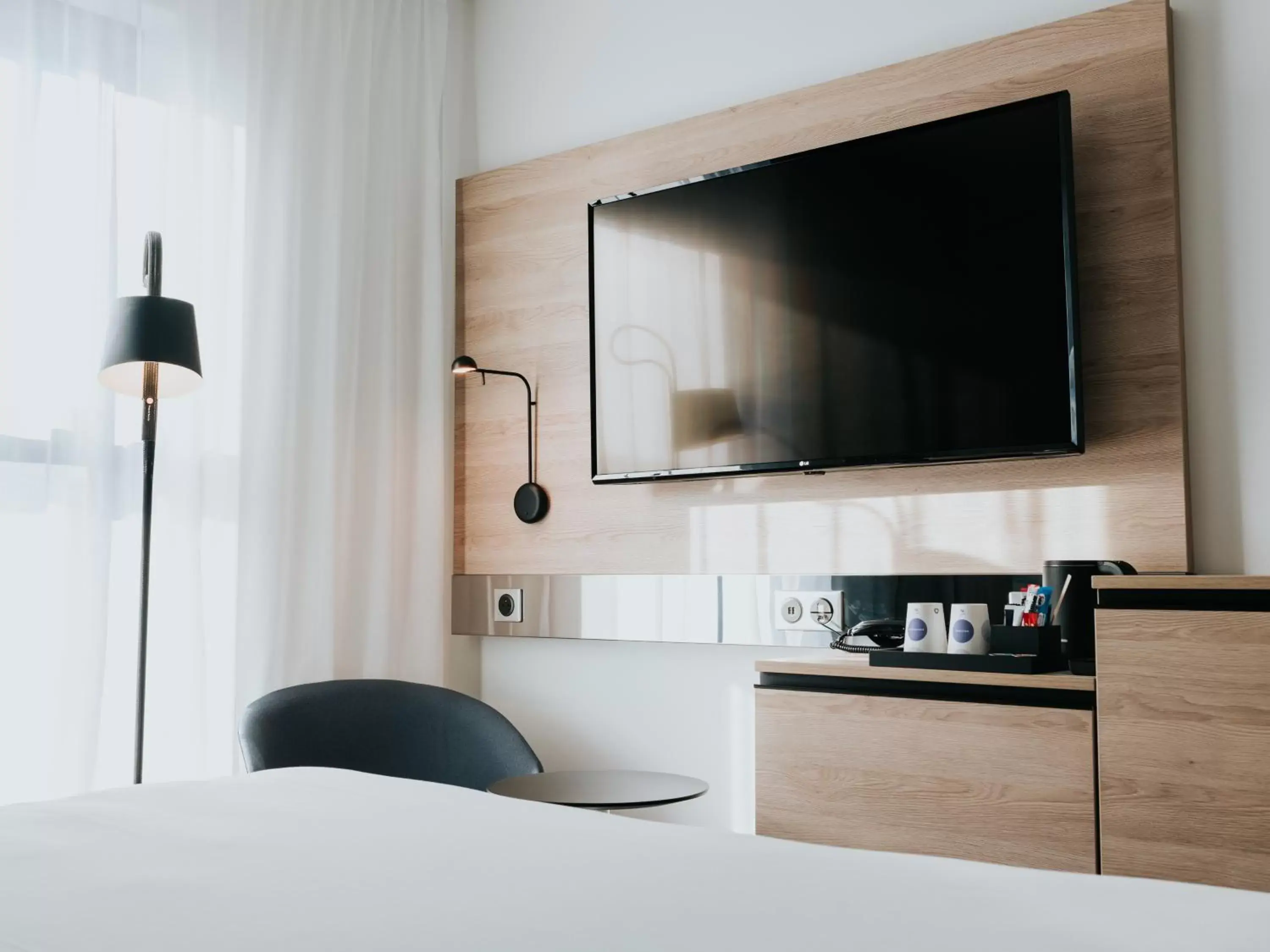 Bed, TV/Entertainment Center in Novotel Angers Centre Gare