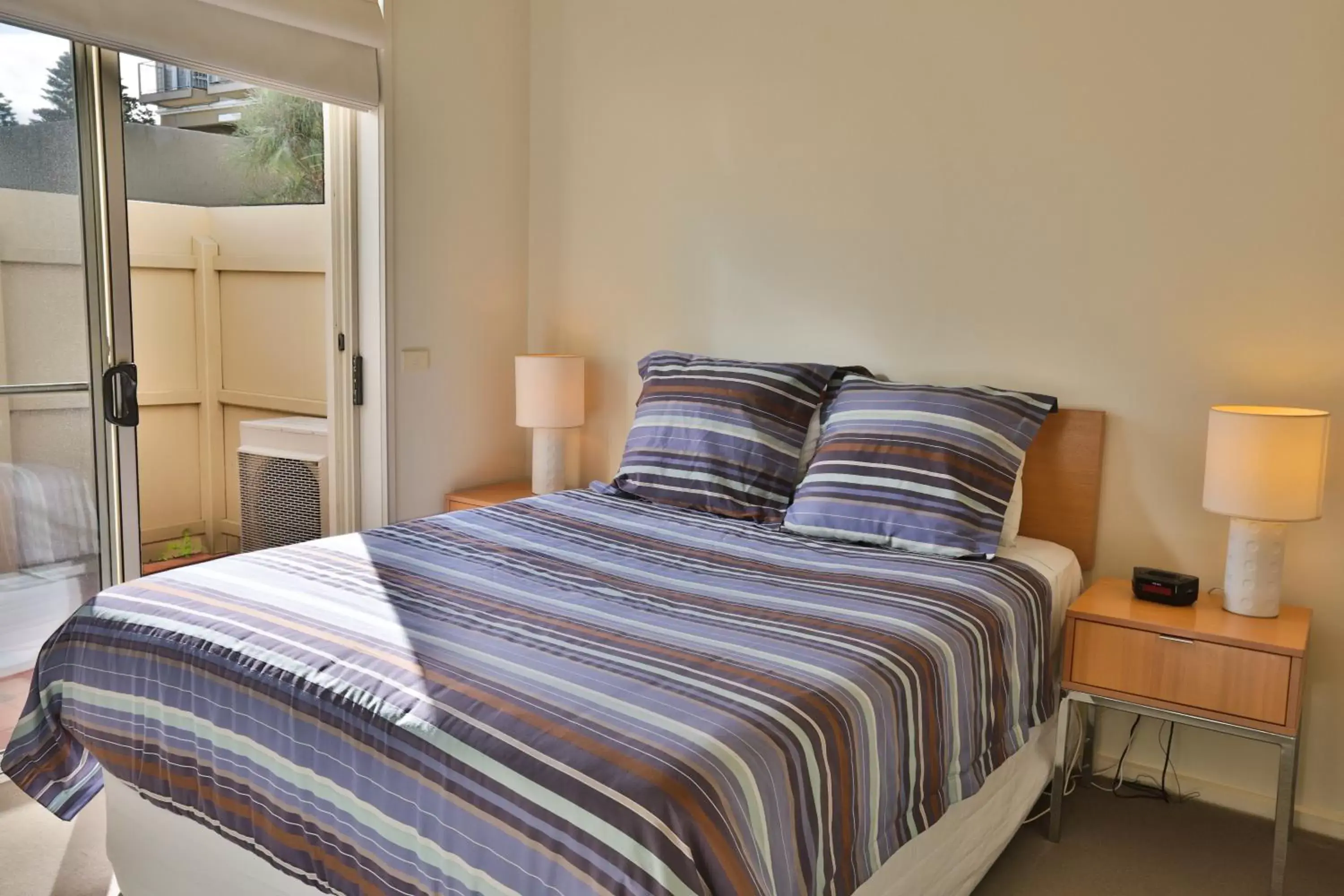 Bedroom, Bed in Lady Bay Resort