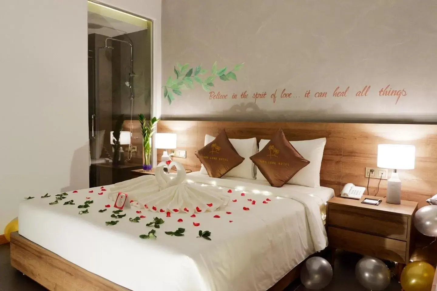 room service, Bed in Thanh Long Hotel - Tra Khuc