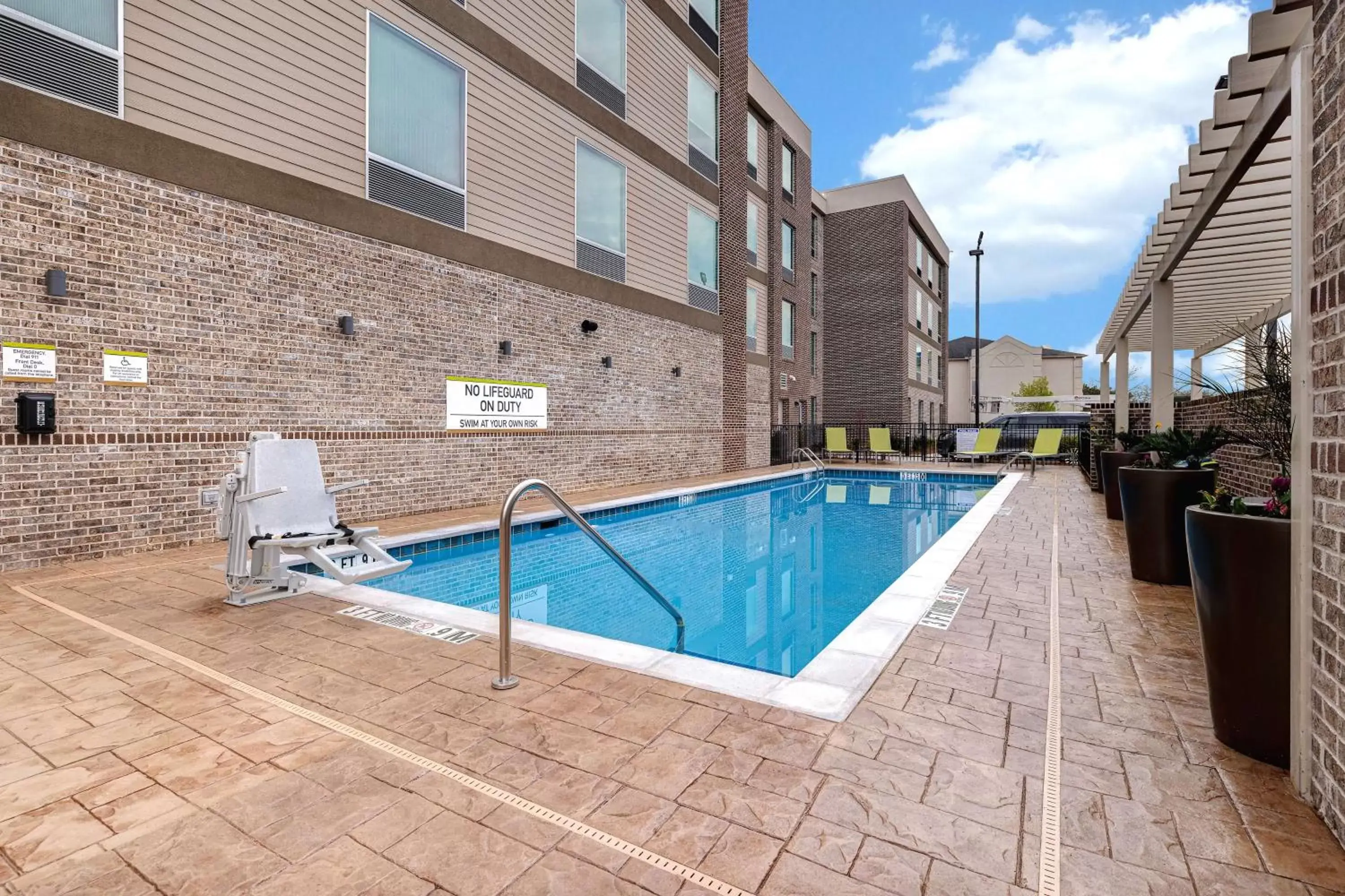 Property building, Swimming Pool in Home2 Suites By Hilton Blythewood, Sc