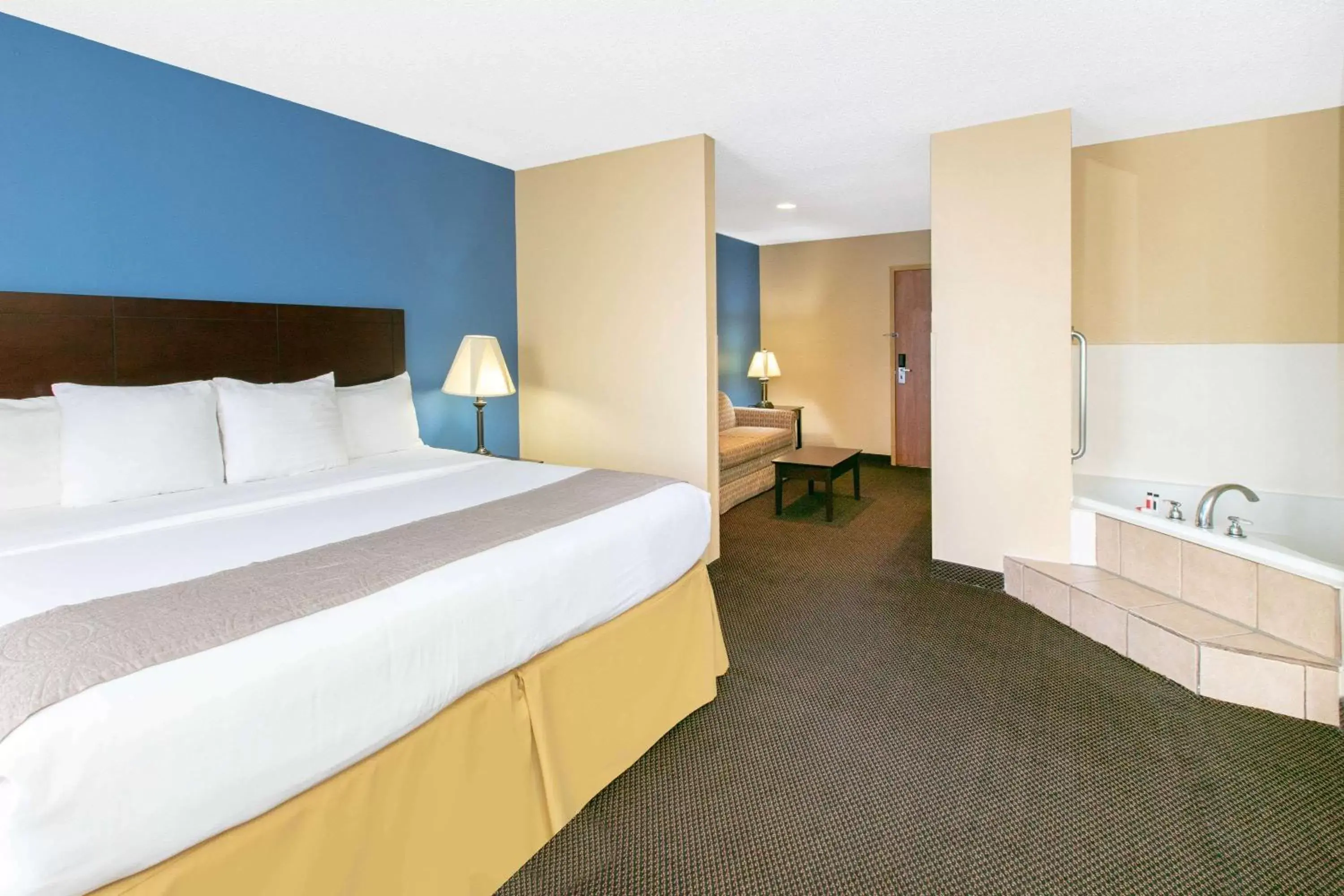 Photo of the whole room, Bed in Days Inn by Wyndham Tulsa Central