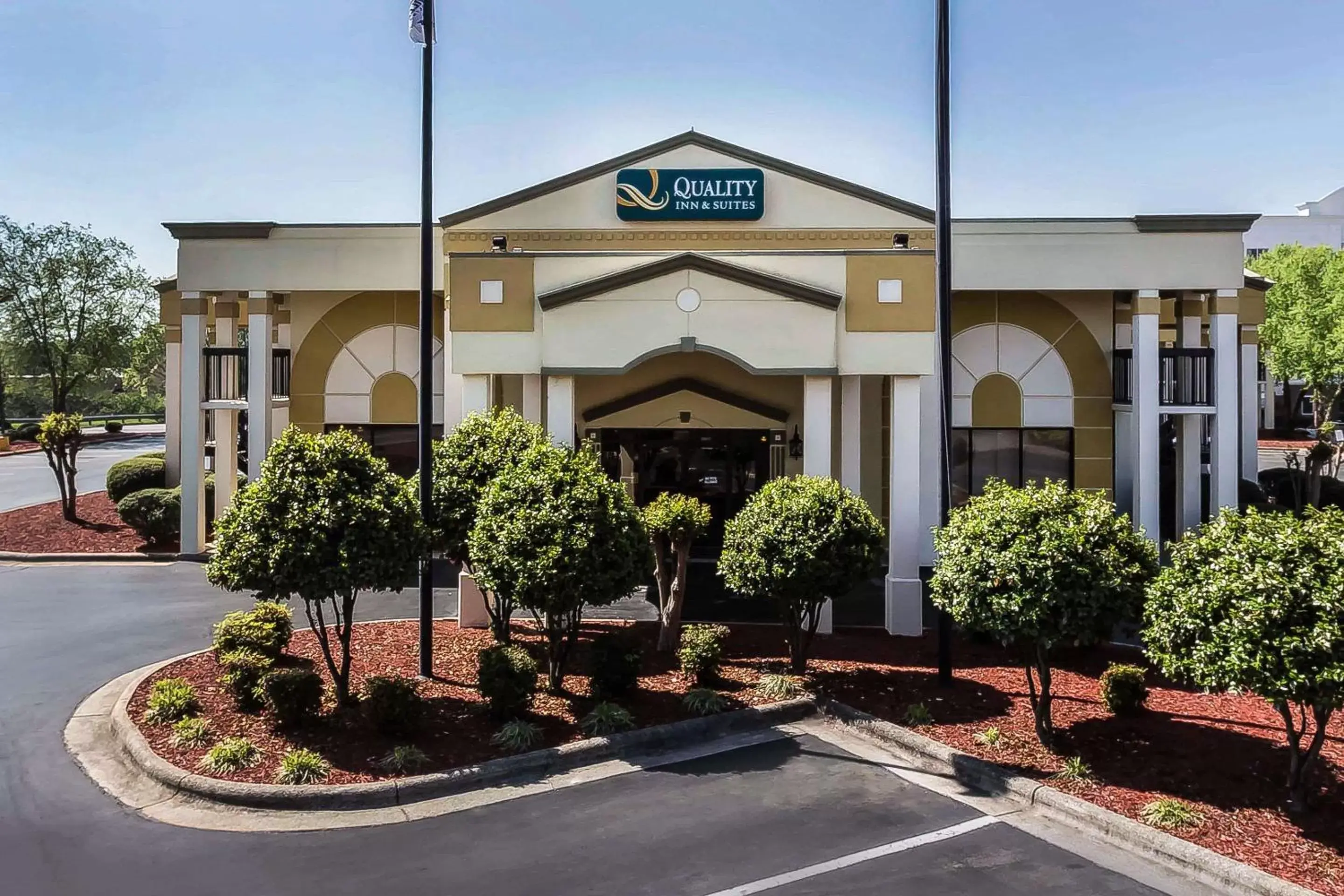 Property building in Quality Inn & Suites Mooresville-Lake Norman