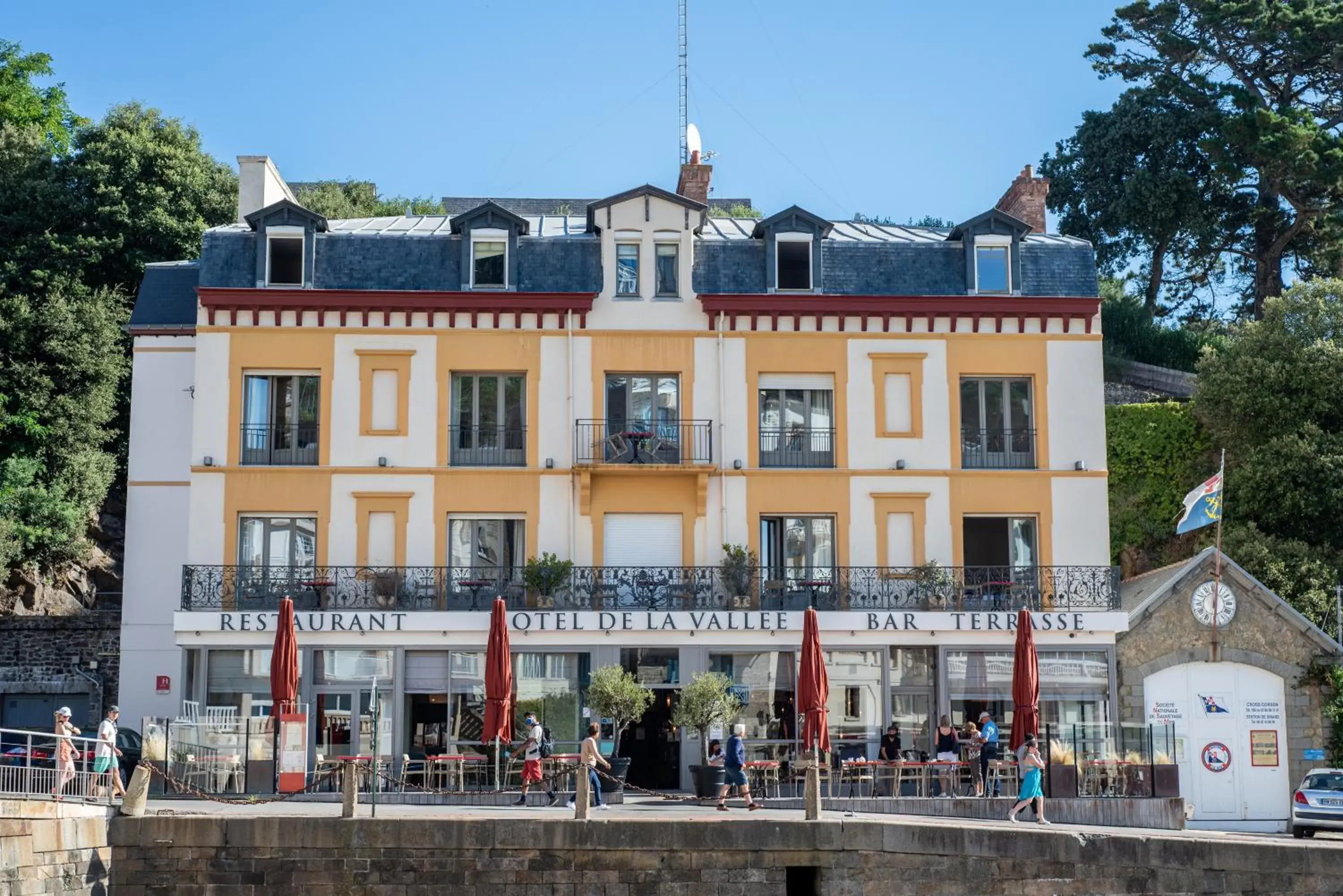 Balcony/Terrace, Property Building in Hôtel De La Vallée