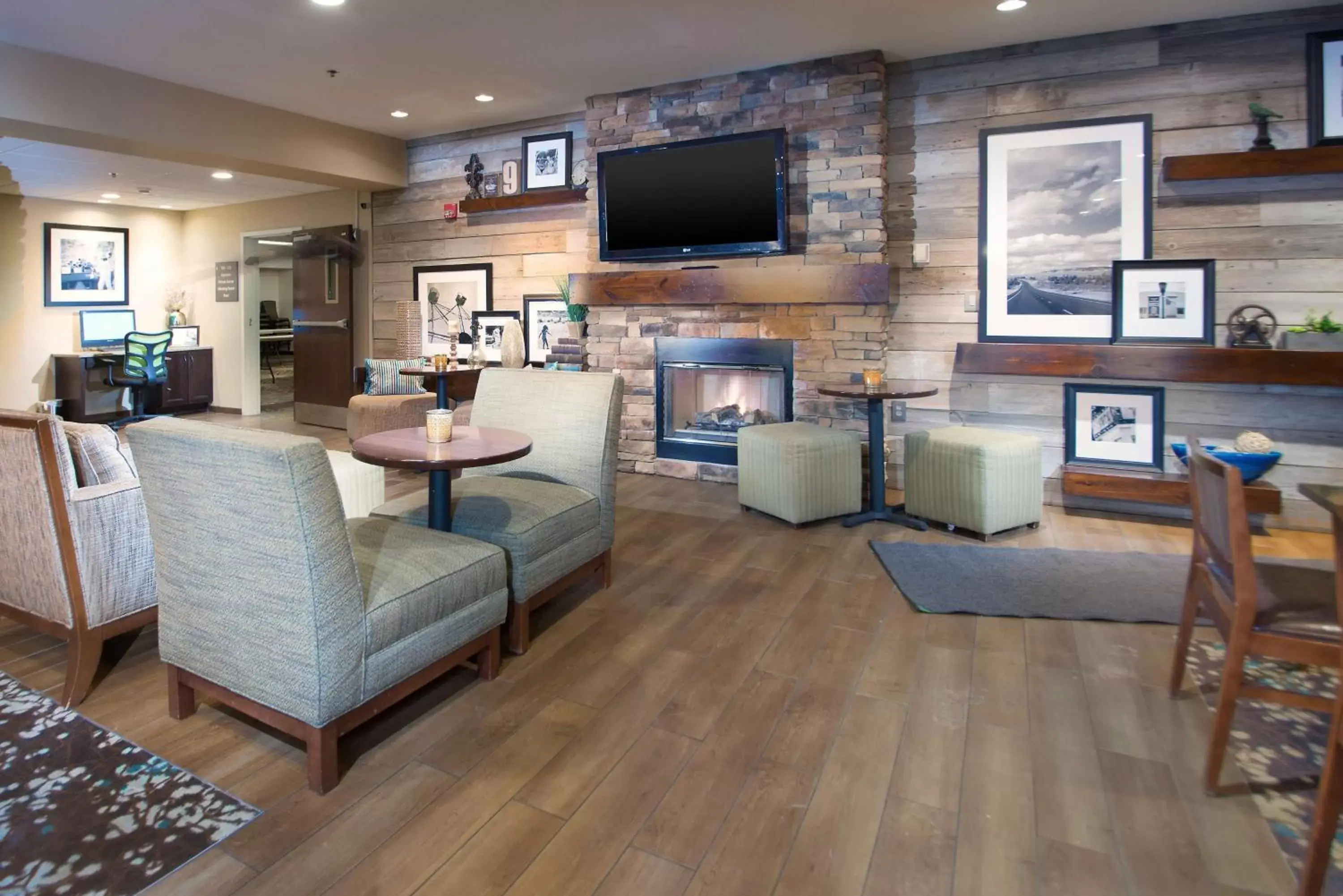 Property building, Lounge/Bar in Hampton Inn Tiffin