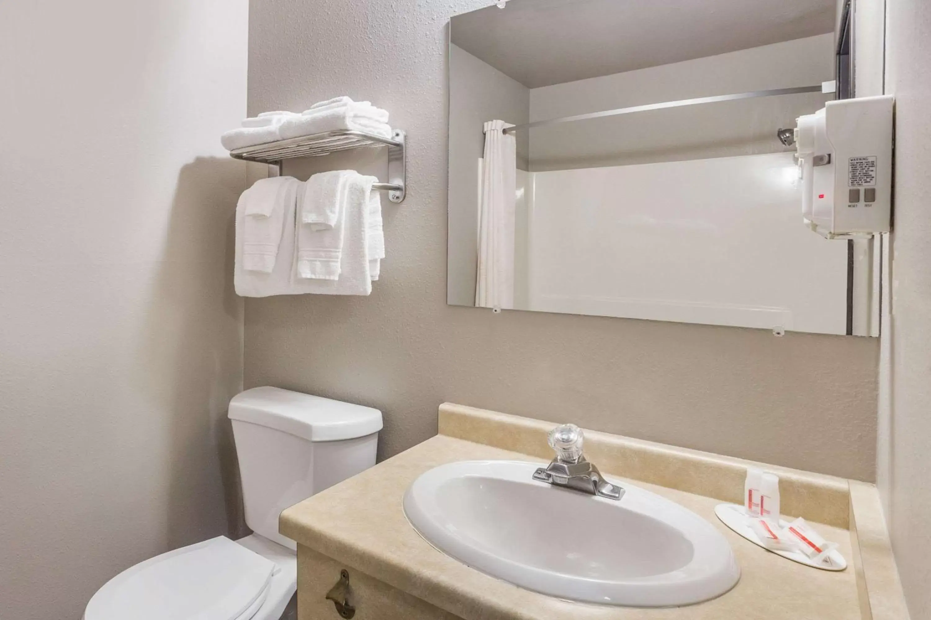 King Suite - Non-Smoking in Super 8 by Wyndham Green Bay Near Stadium King Suite - Non-Smoking in Super 8 by Wyndham Green Bay Near Stadium