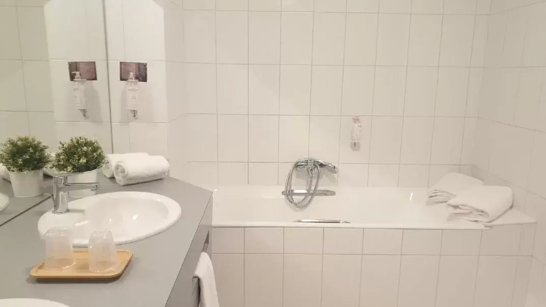 Bath, Bathroom in Le Central Boutique Hôtel