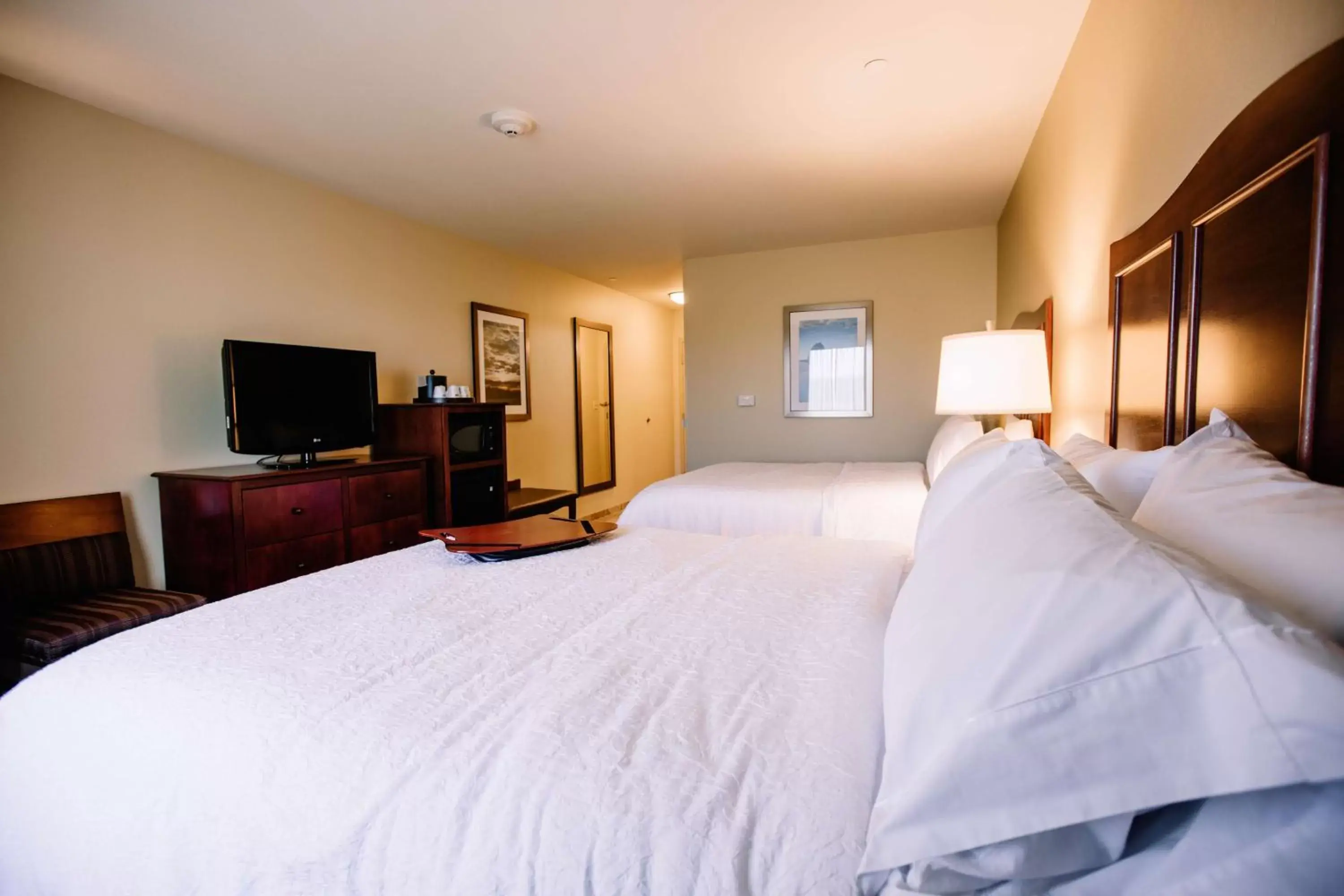Bed in Hampton Inn & Suites Minot