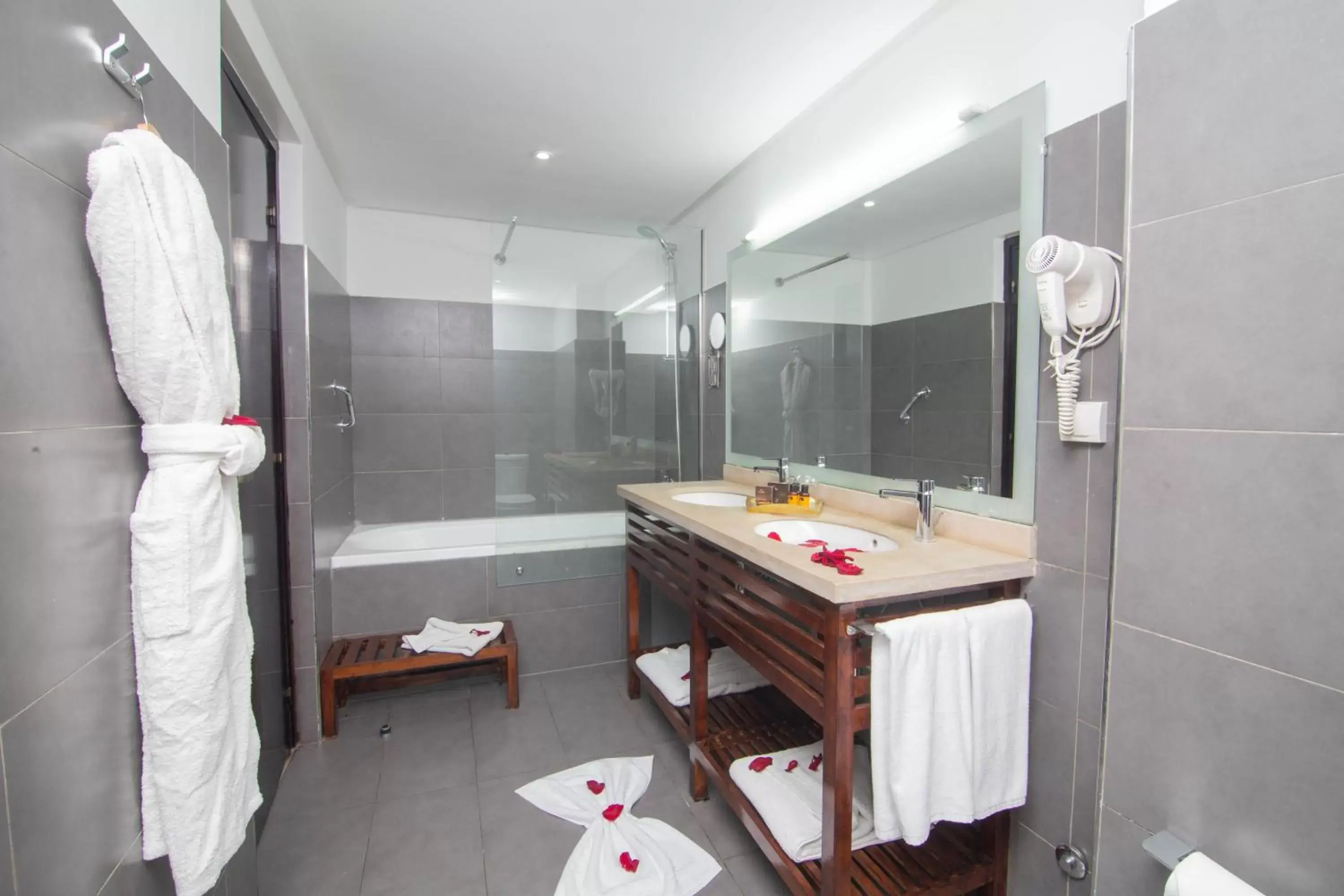 Shower, Bathroom in Hotel du Golf
