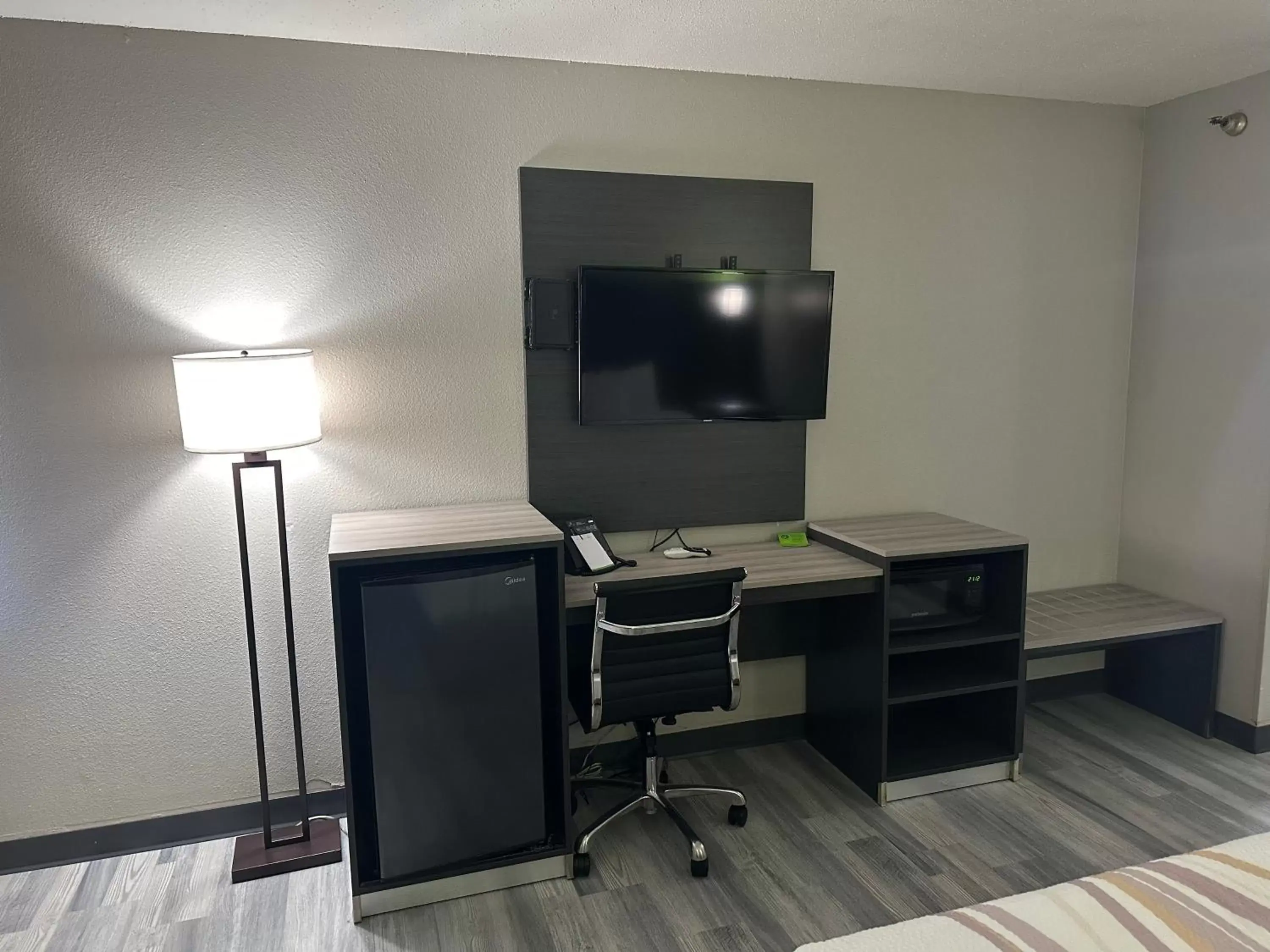 Bedroom, TV/Entertainment Center in La Quinta Inn by Wyndham Omaha Southwest