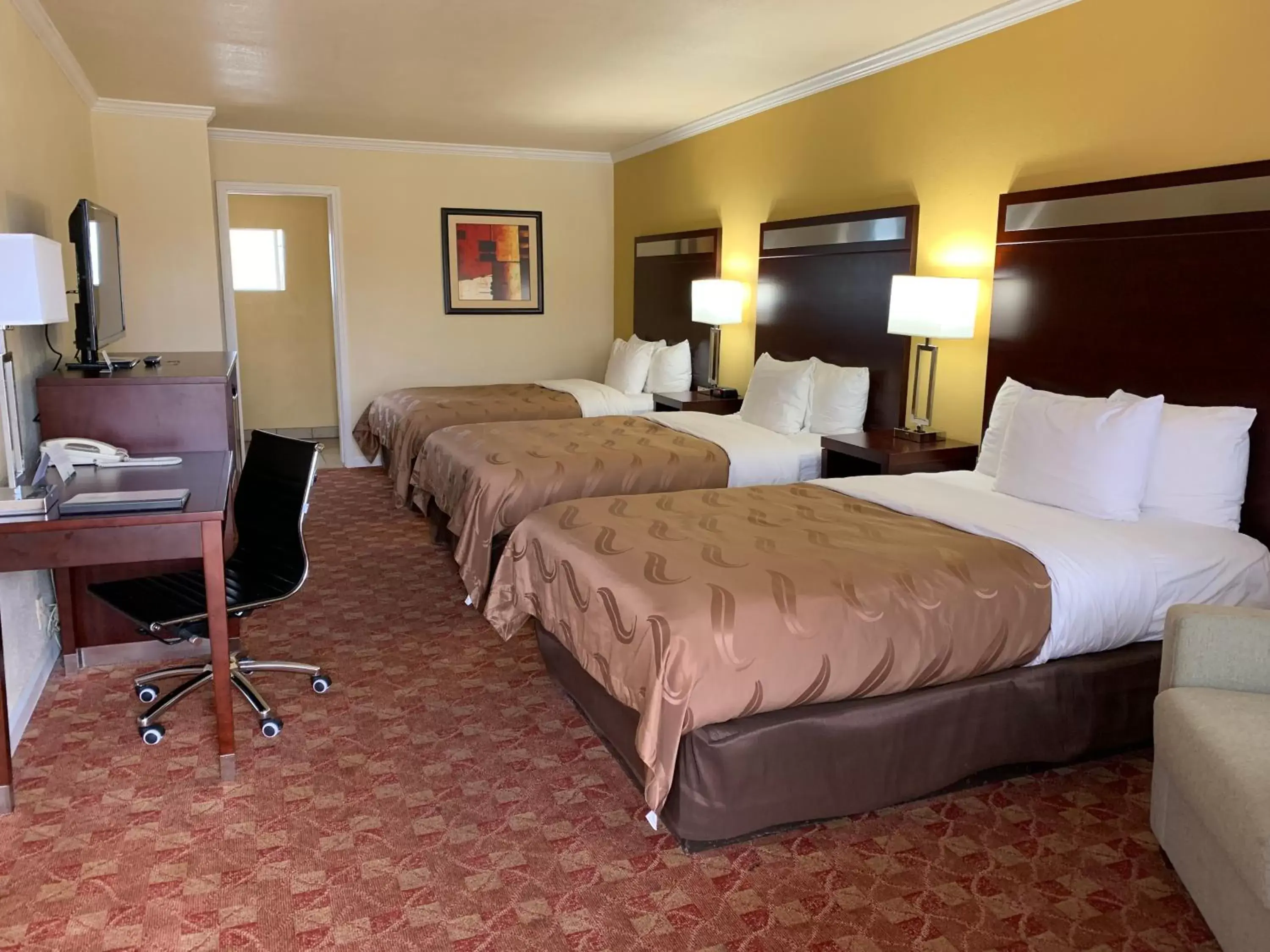 Room with Three Double Beds - Non-Smoking in Quality Inn Ukiah Downtown