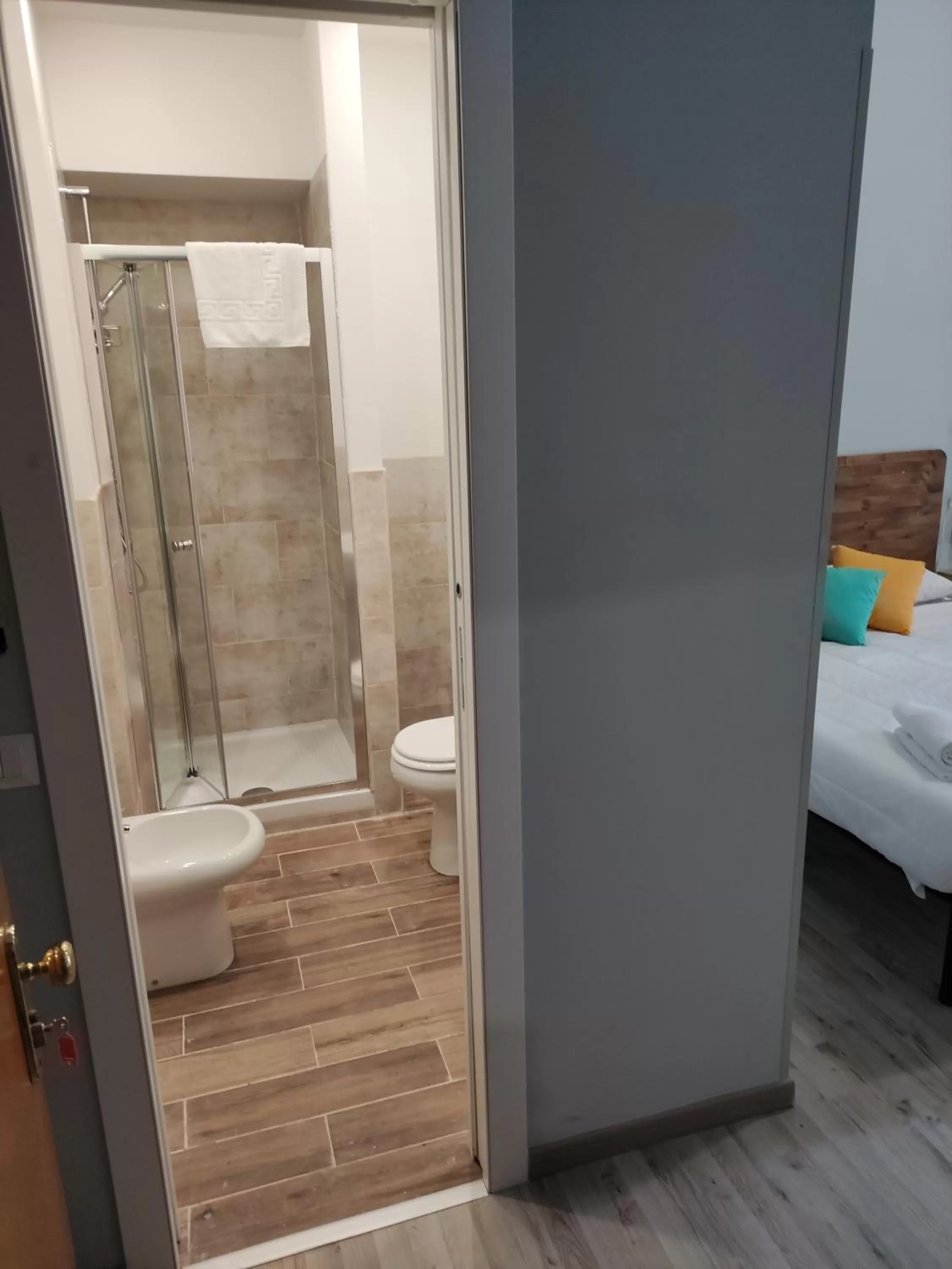 Shower, Bed in Hotel Big Bang