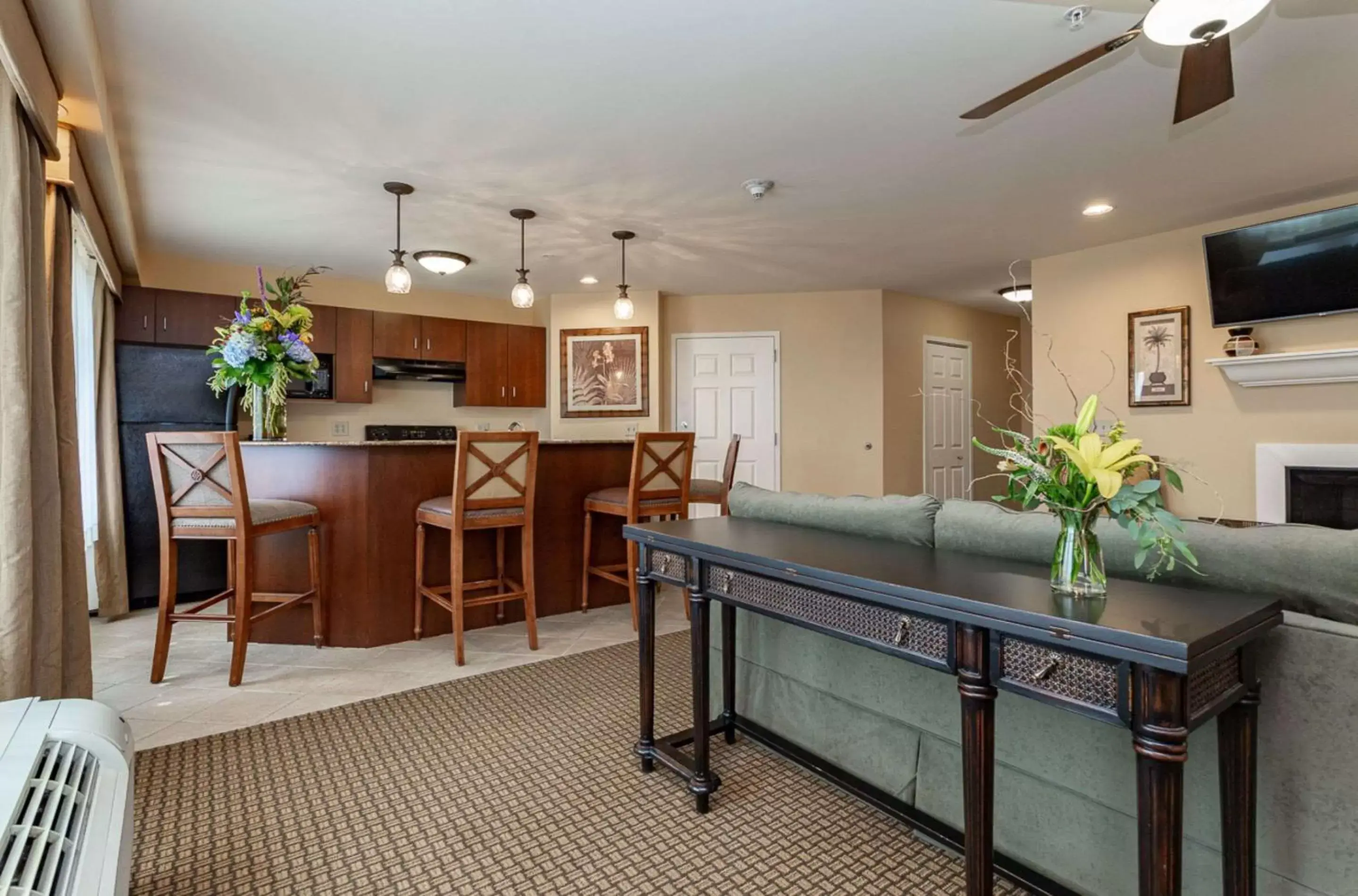 kitchen, Lobby/Reception in Jefferson Street Inn, a Member of Radisson Individuals