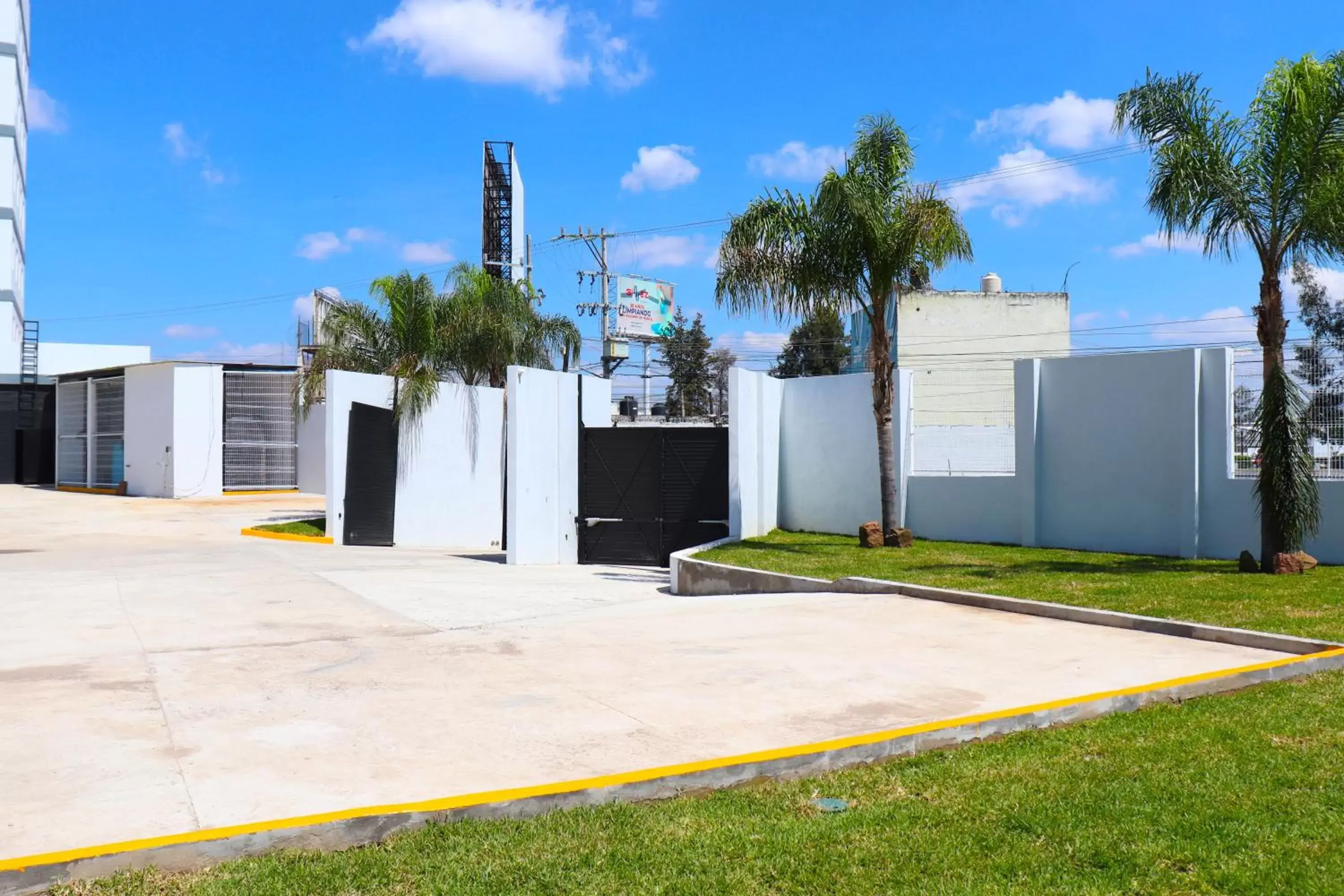 Parking, Property Building in Hotel Bugari Aeropuerto Guadalajara