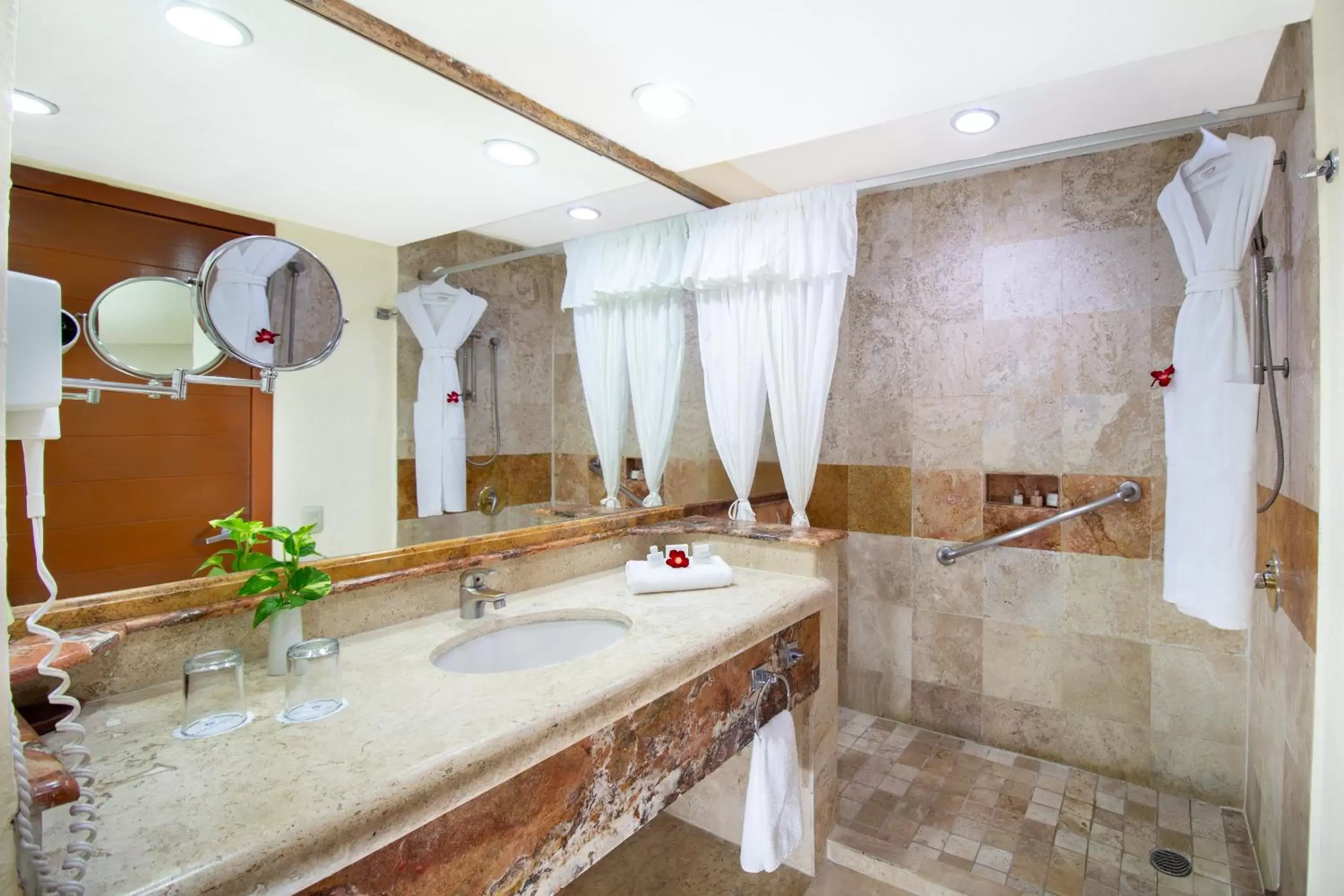 Bathroom in Plaza Pelicanos Grand Beach Resort All Inclusive