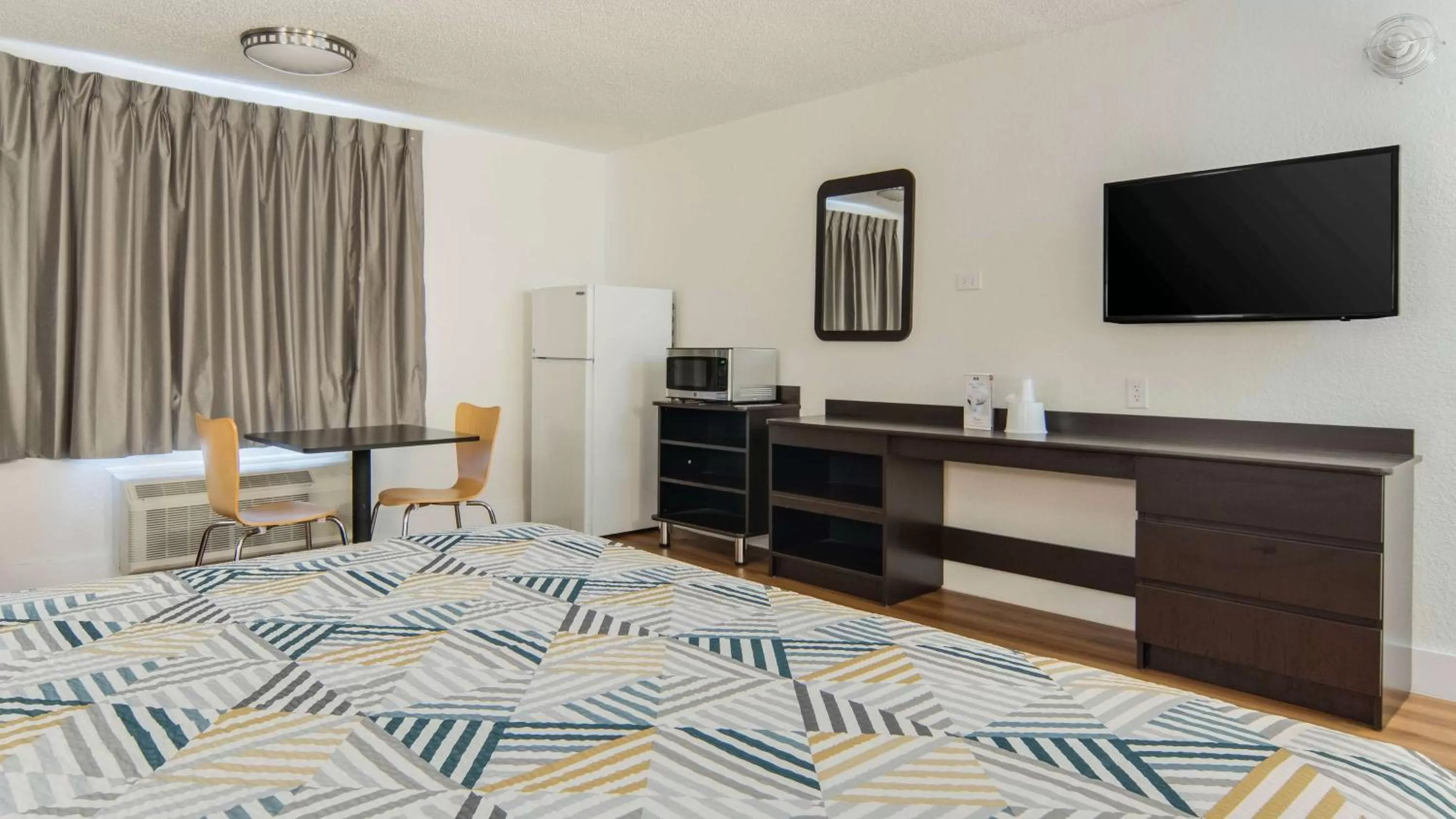 Photo of the whole room, Bed in Motel 6-Addison, TX - Dallas