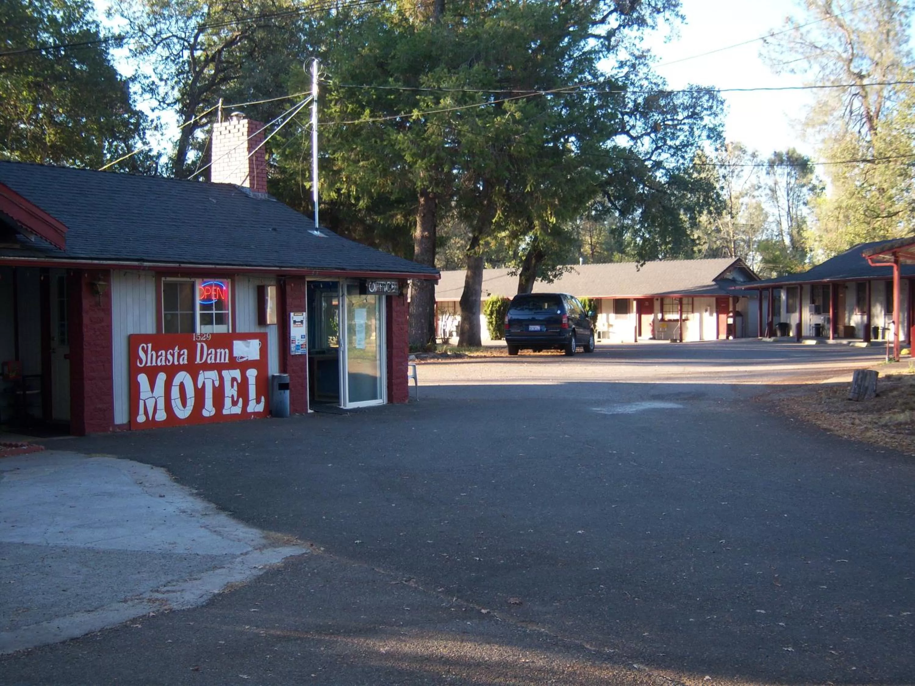 Facade/entrance in Shasta Dam Motel
