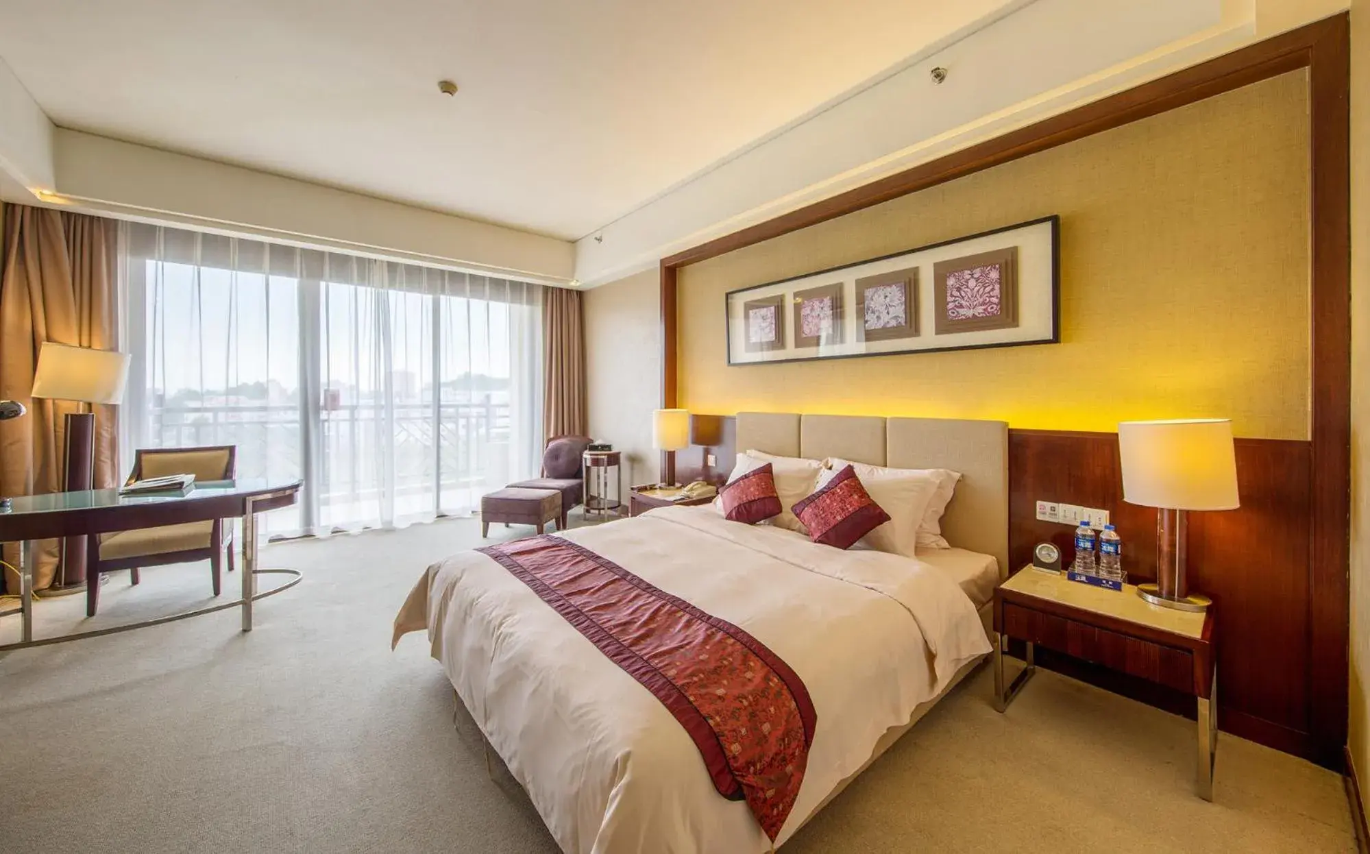 Photo of the whole room, Bed in Dongguang Richwood Garden Hotel