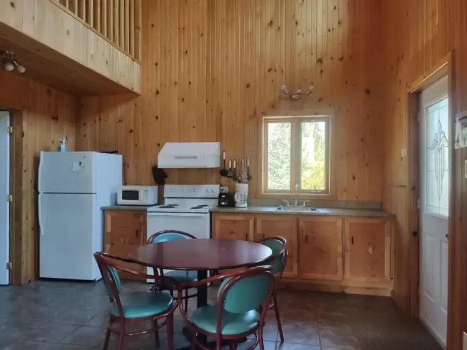 kitchen, Kitchen/Kitchenette in Camp Taureau - Altaï Canada