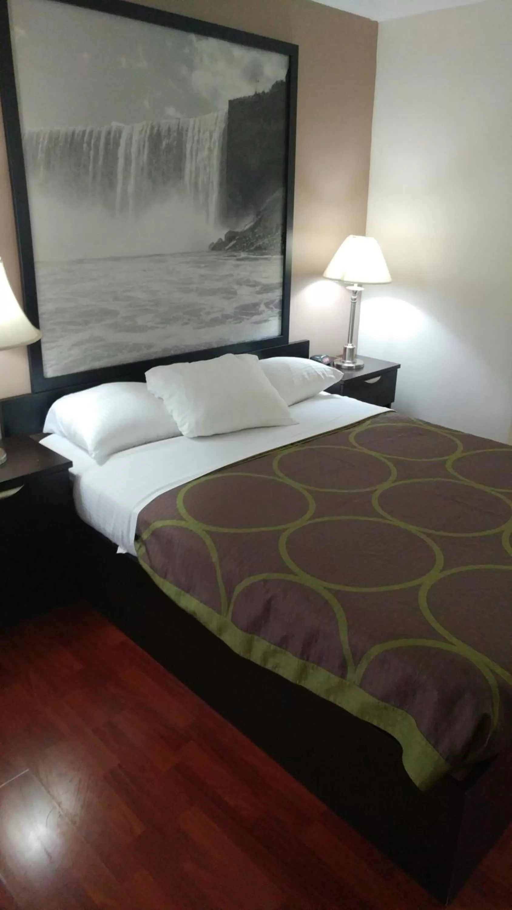 Queen Room - Smoking in Super 8 by Wyndham Cambridge/Kitchener/Waterloo Area