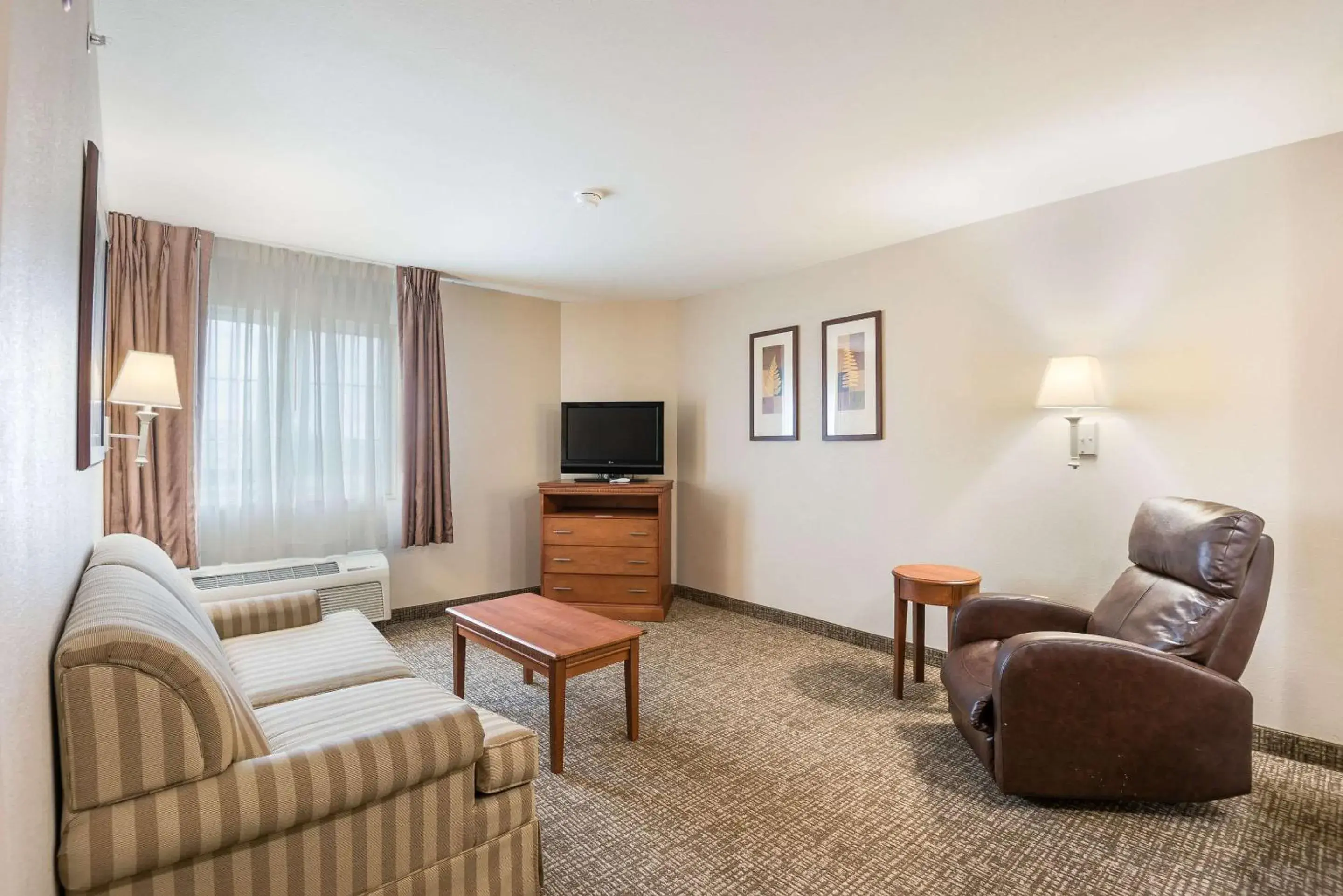 Bedroom, Seating Area in Suburban Studios Waterloo