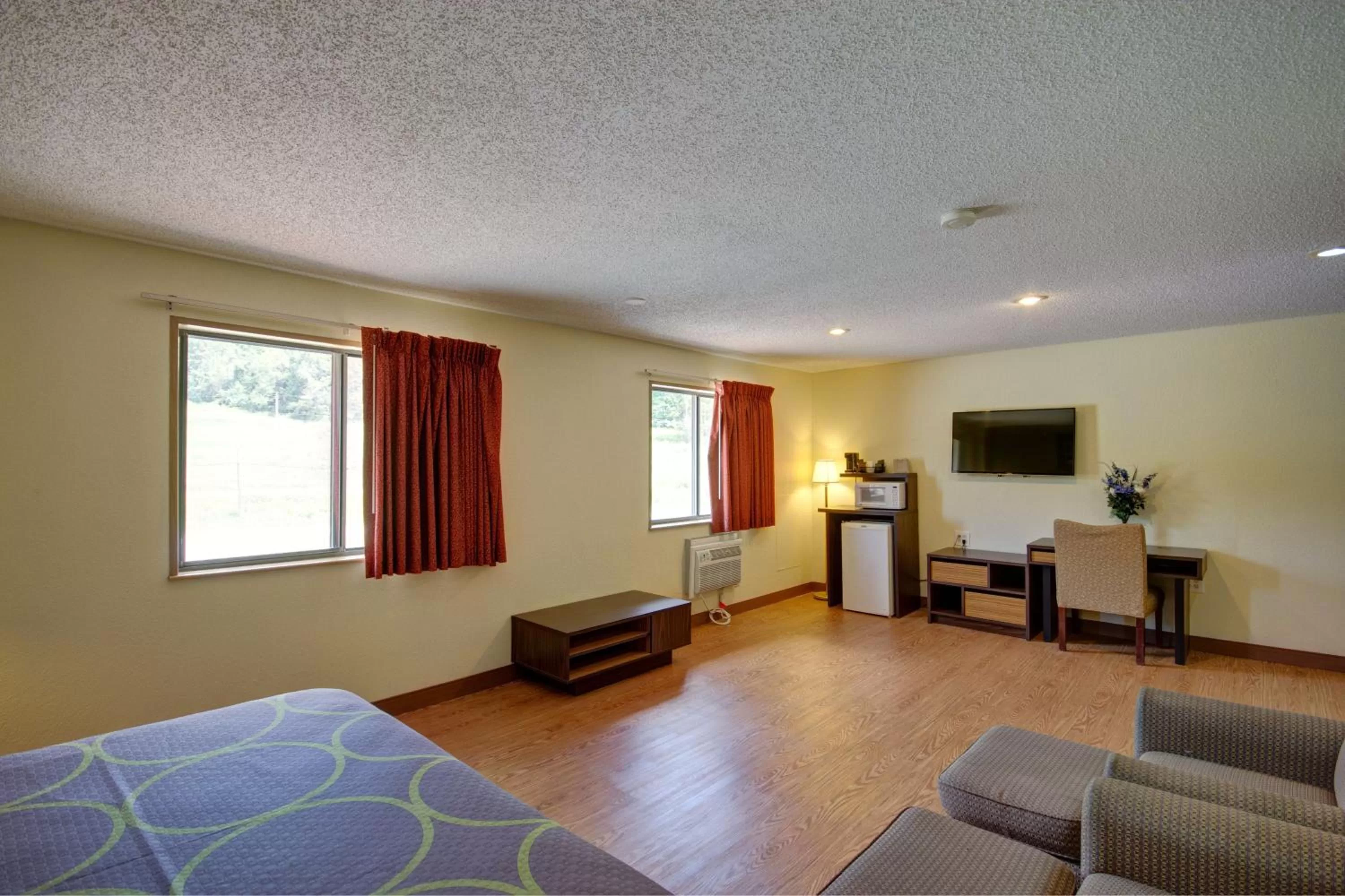 Day, Bed in Super 8 by Wyndham Zanesville