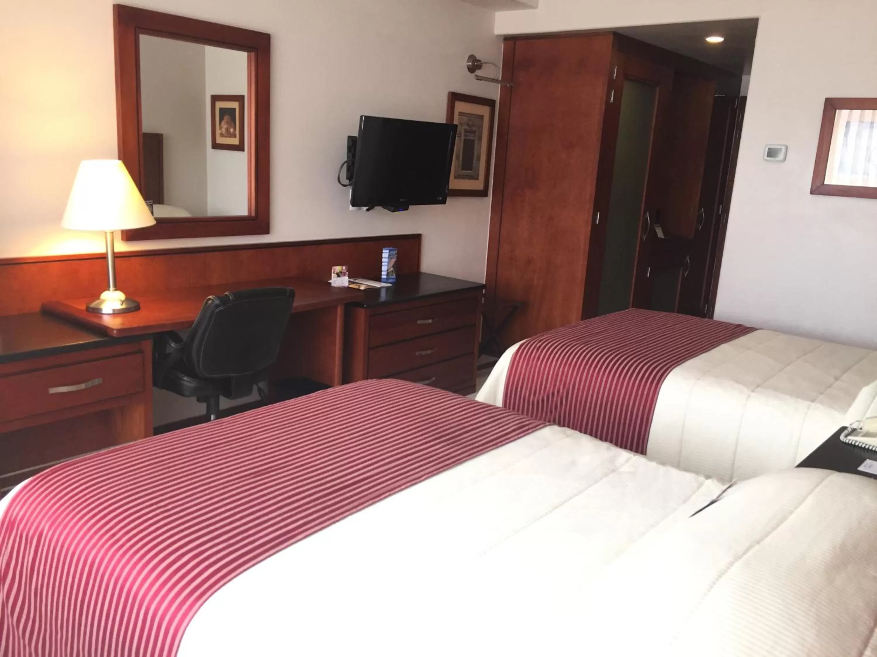 Property building, Bed in Hotel Fortin Plaza