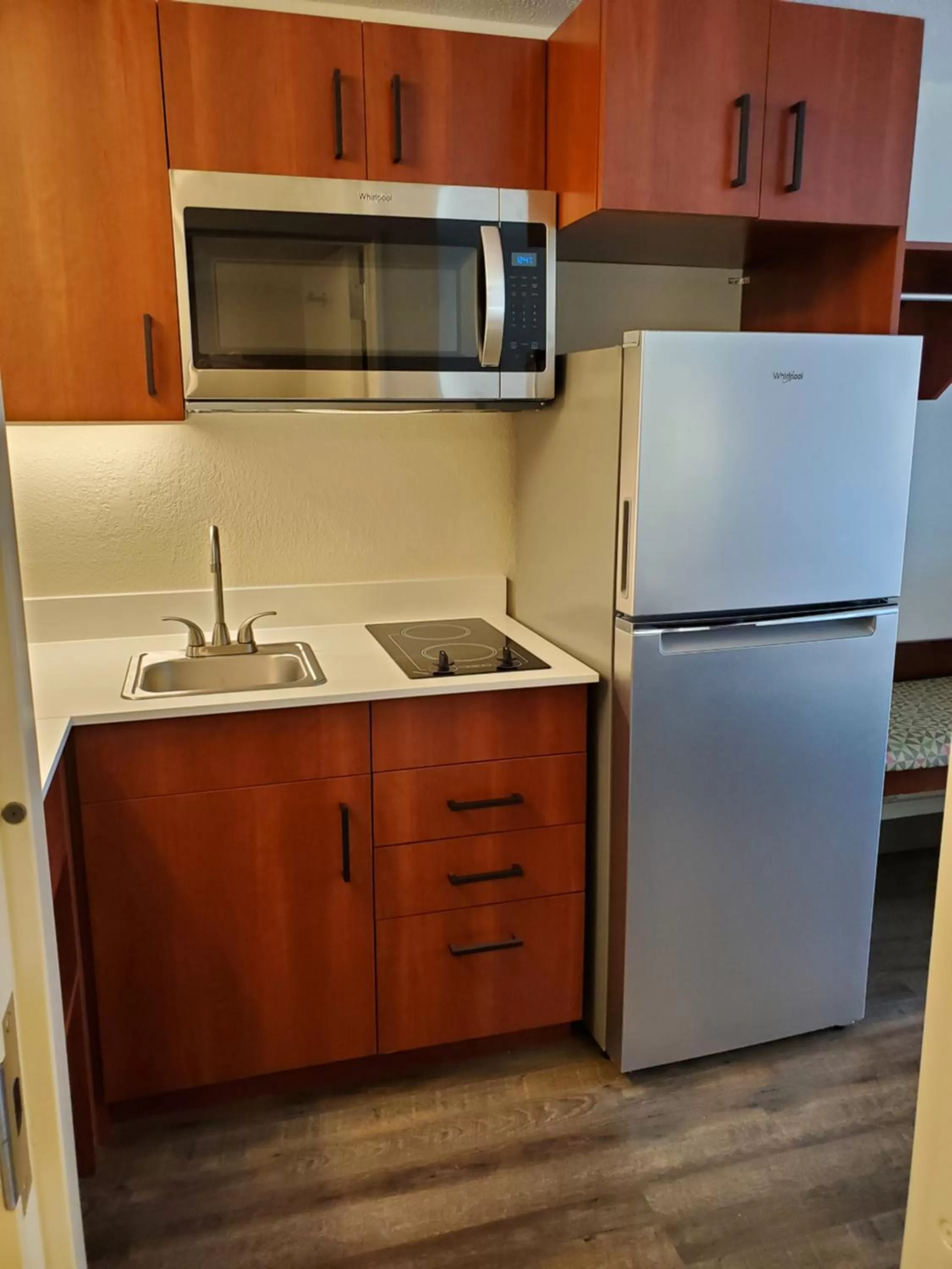 Kitchen or kitchenette in Suburban Studios Middlesboro