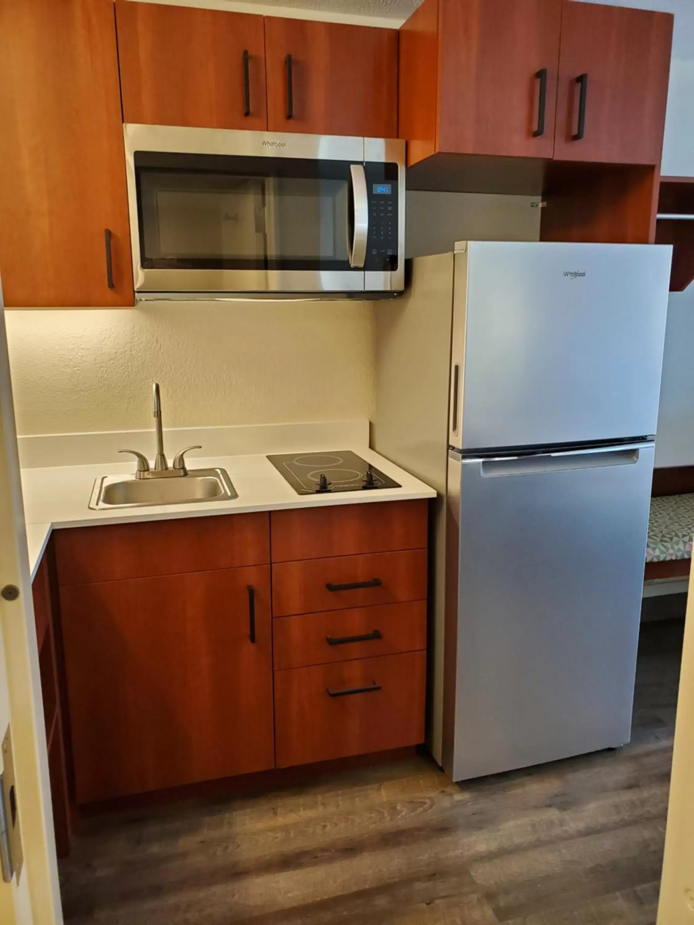 Kitchen/Kitchenette in Suburban Studios Middlesboro