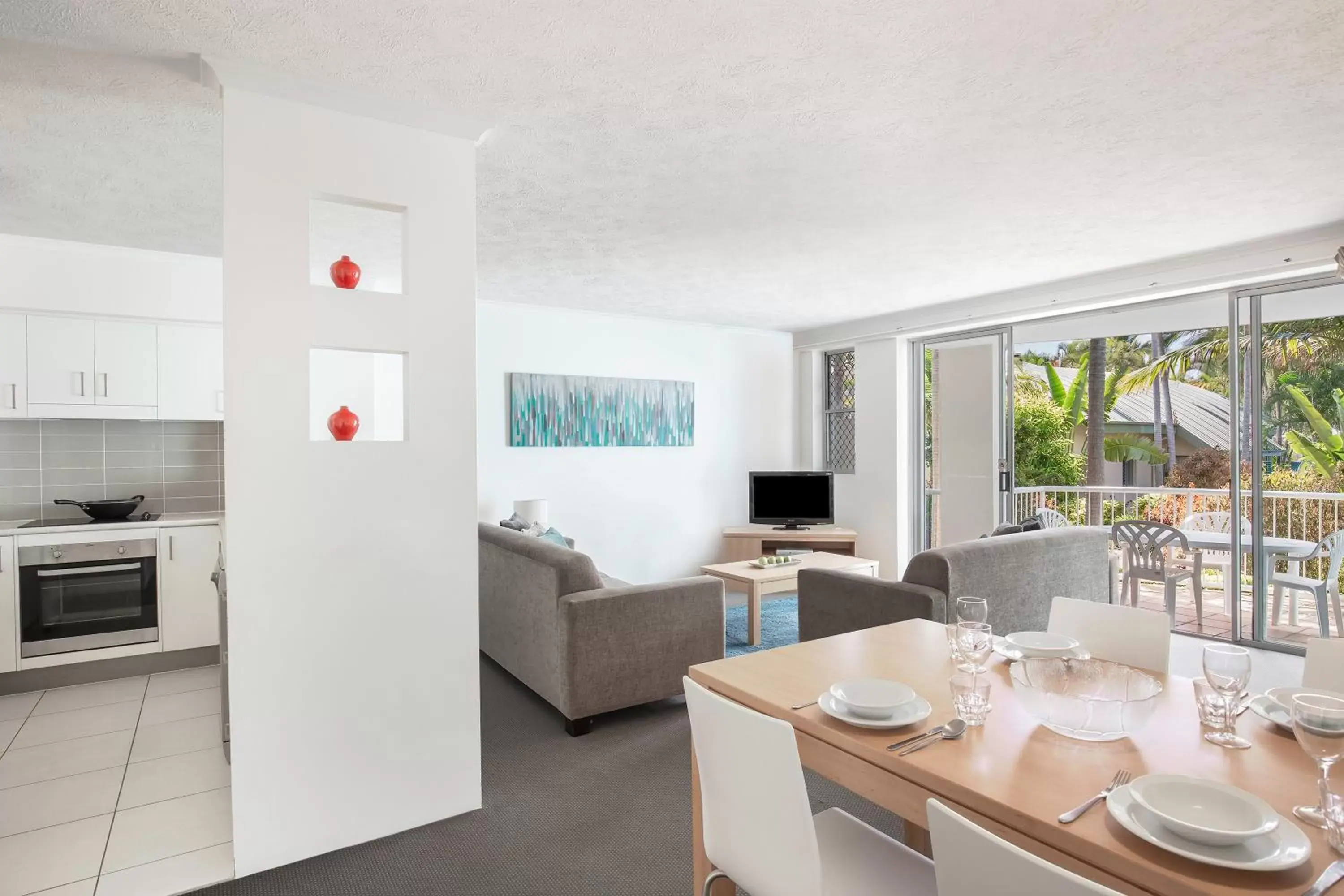 Kitchen or kitchenette, Dining Area in BreakFree Diamond Beach