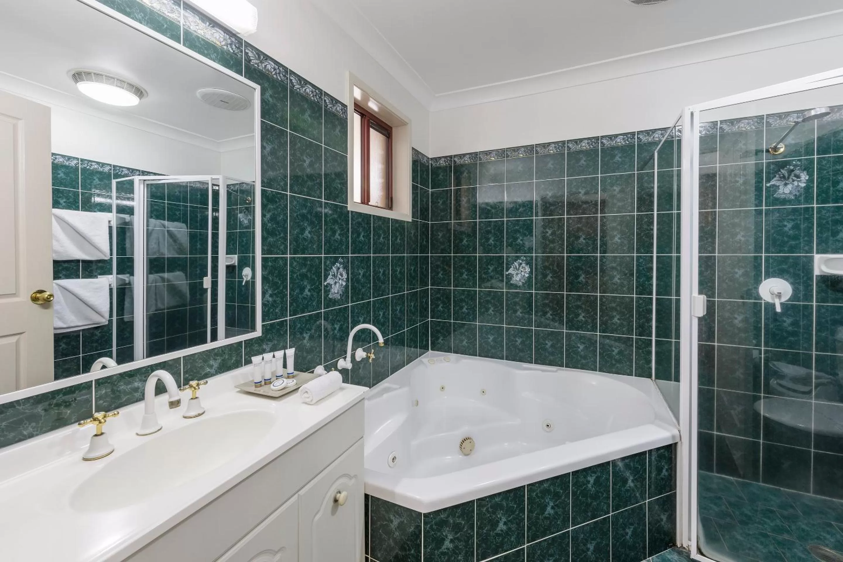 Shower in Best Western Ambassador Motor Inn & Apartments