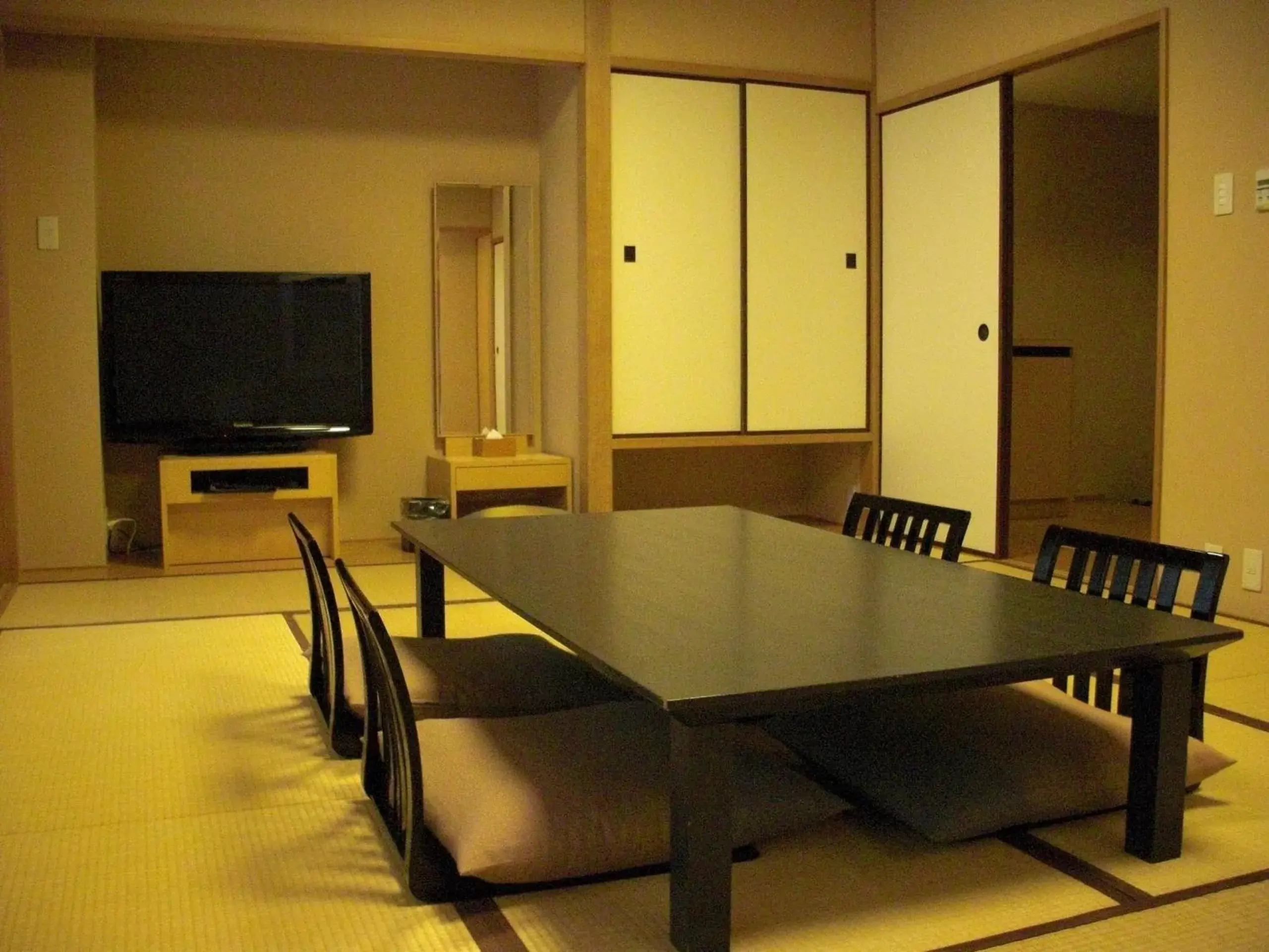 Photo of the whole room, Dining Area in Royal Pines Hotel Urawa