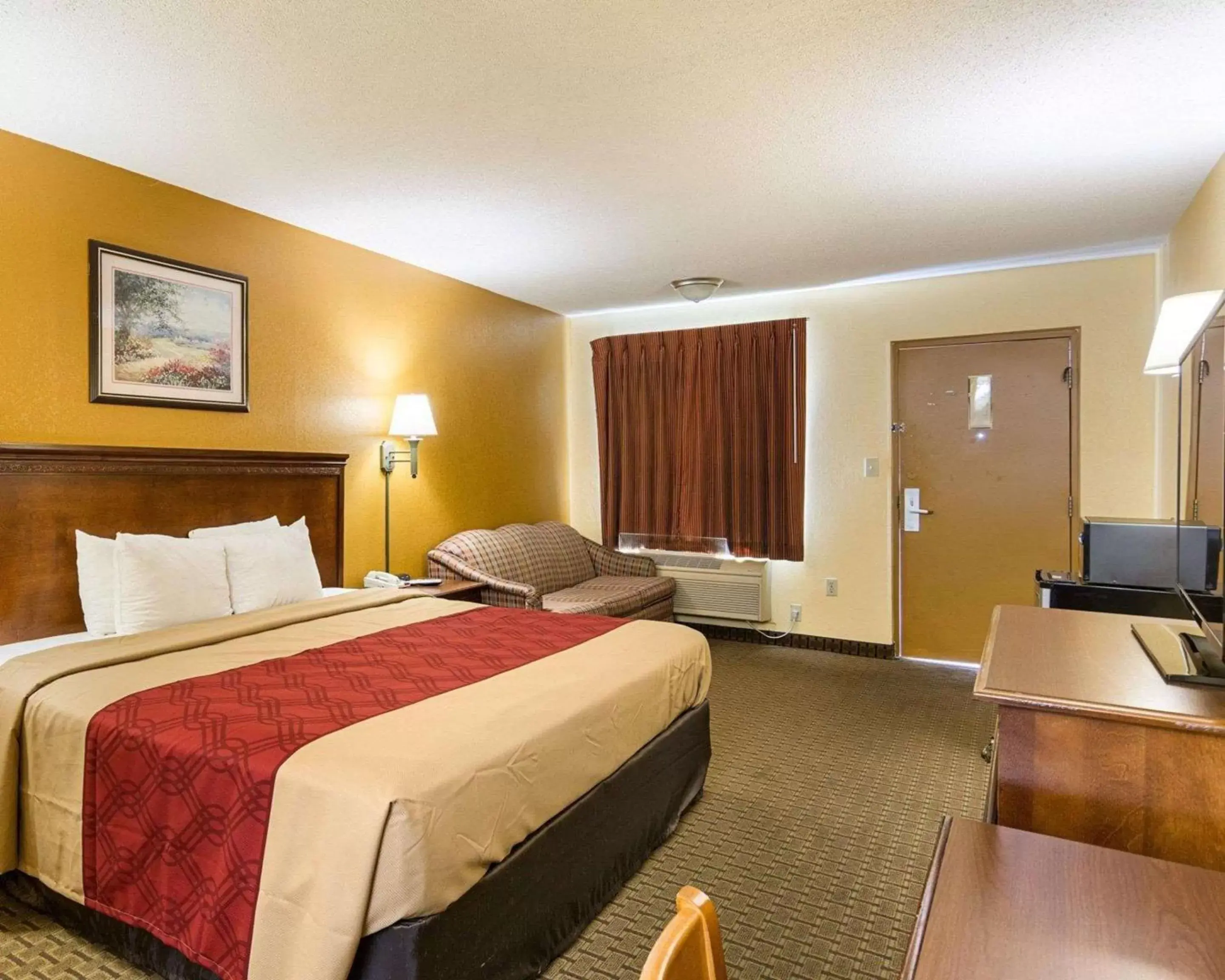 Photo of the whole room, Bed in Econo Lodge Fredericksburg near I-95