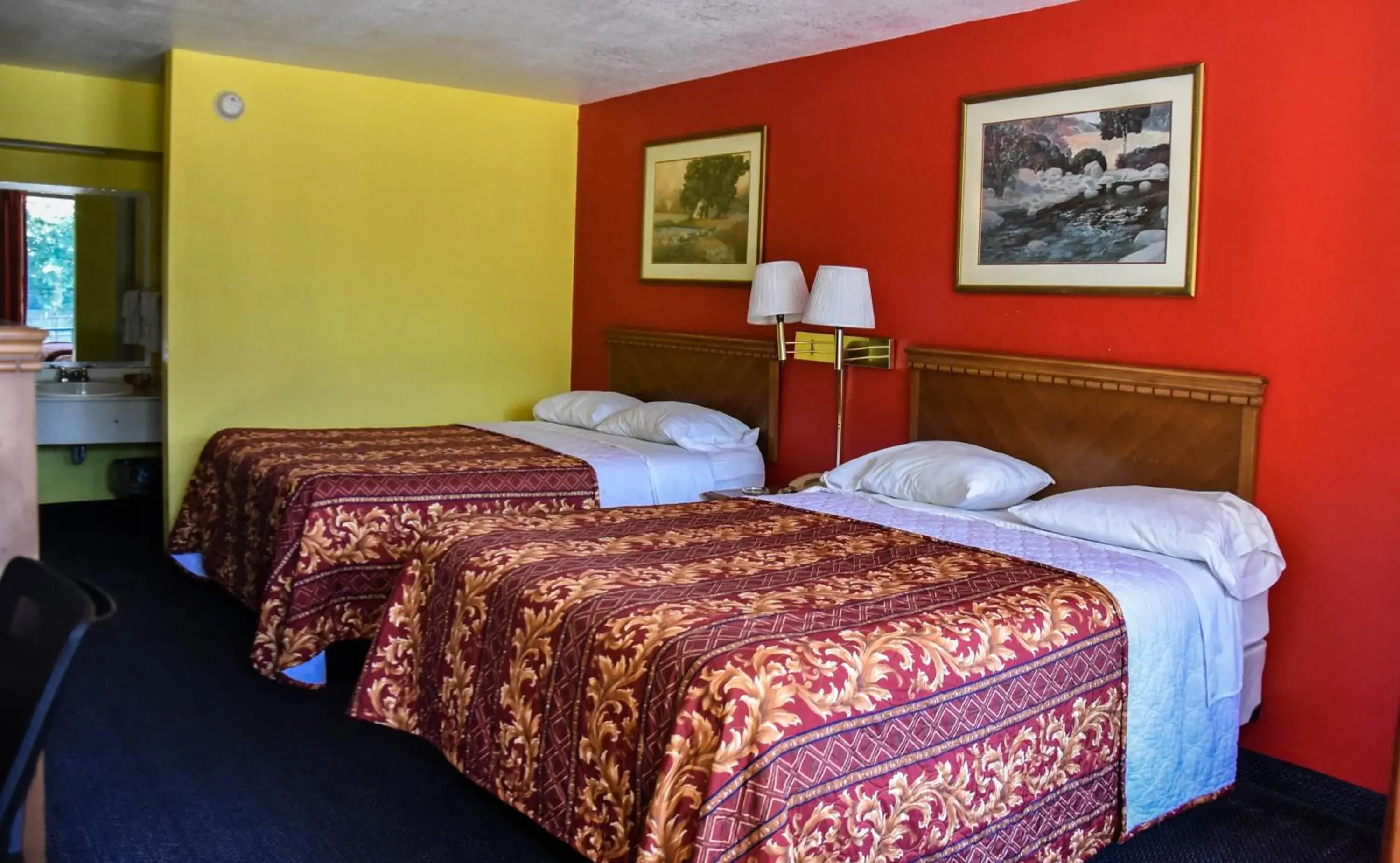 Bed in Homeplace Inn Bed in Homeplace Inn