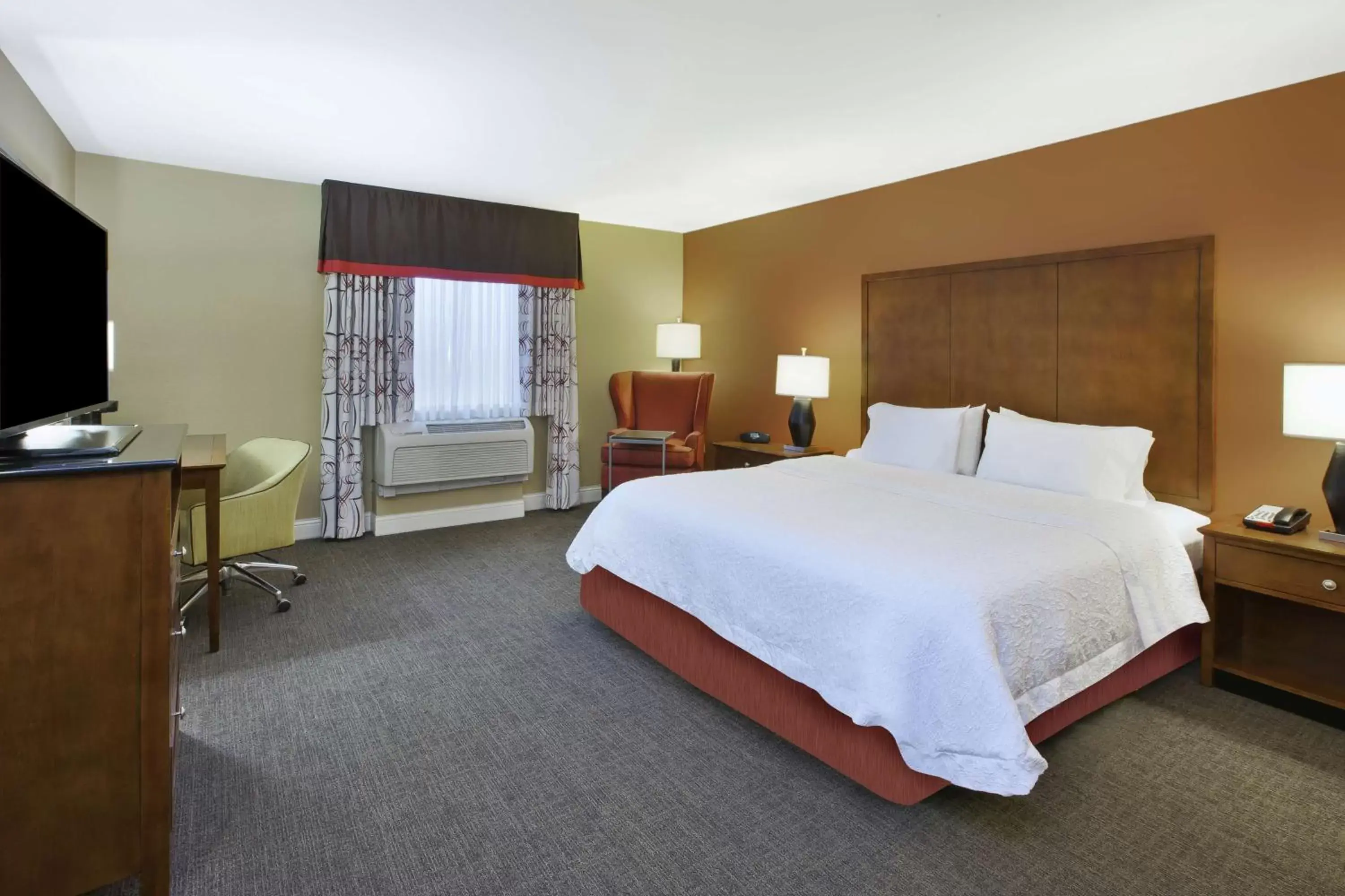 Bed in Hampton Inn & Suites Wichita-Northeast