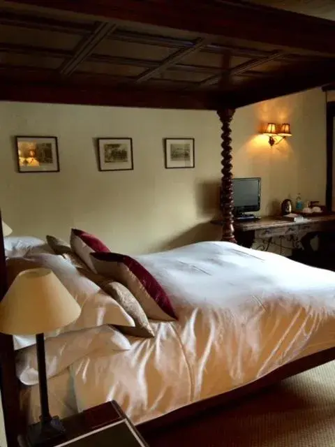 Bedroom in The Crown Inn