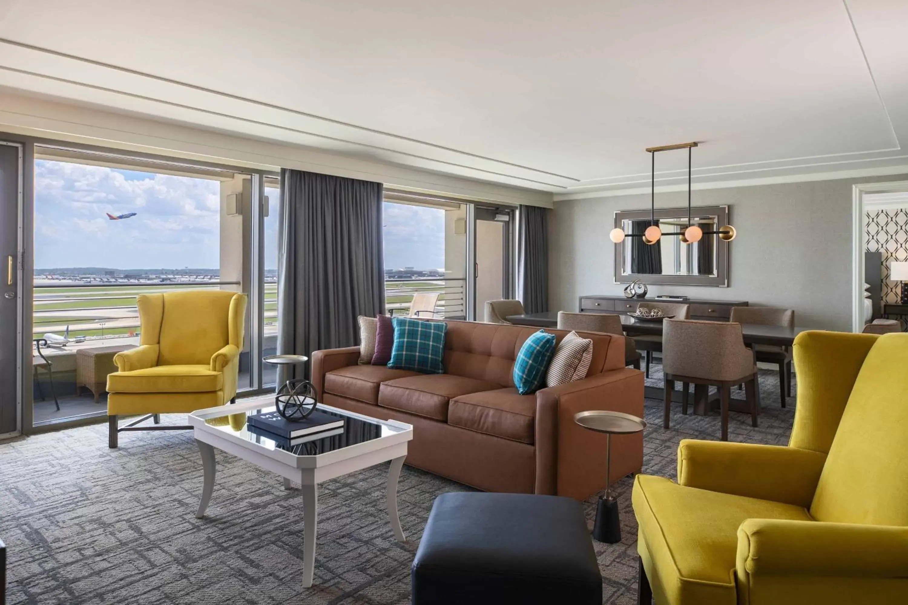 Living room, Seating Area in Renaissance Concourse Atlanta Airport Hotel
