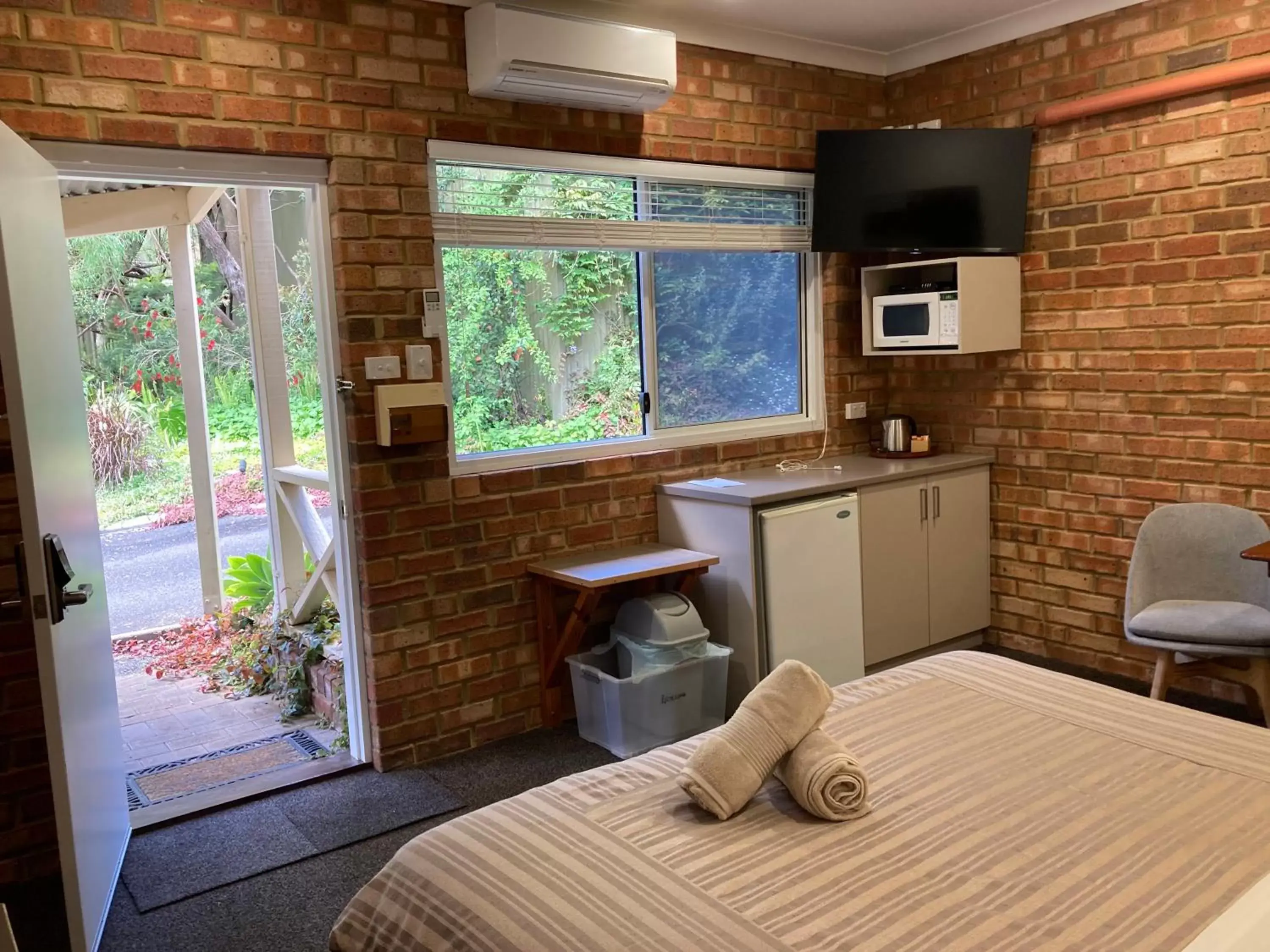 Garden, Bed in Edge Of The Forest Motel