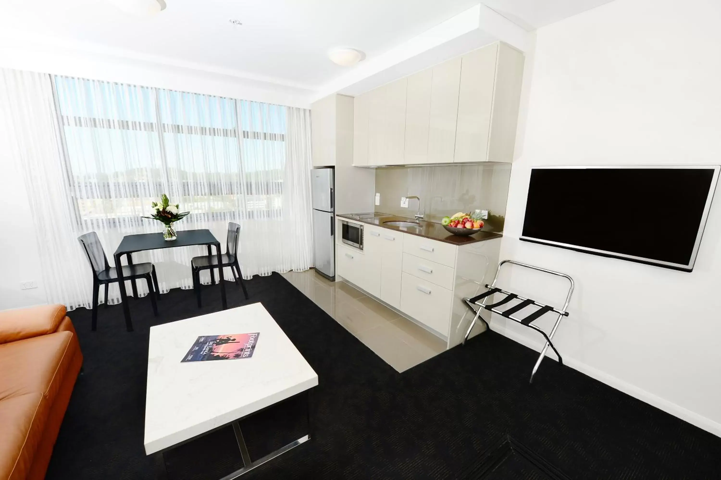 TV and multimedia, Kitchen/Kitchenette in Oaks Gladstone Grand Hotel